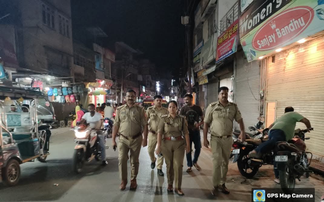 फर्रुखाबाद: पुलिस की पैदल गश्त, शांति एवं सुरक्षा व्यवस्था पर विशेष ध्यान