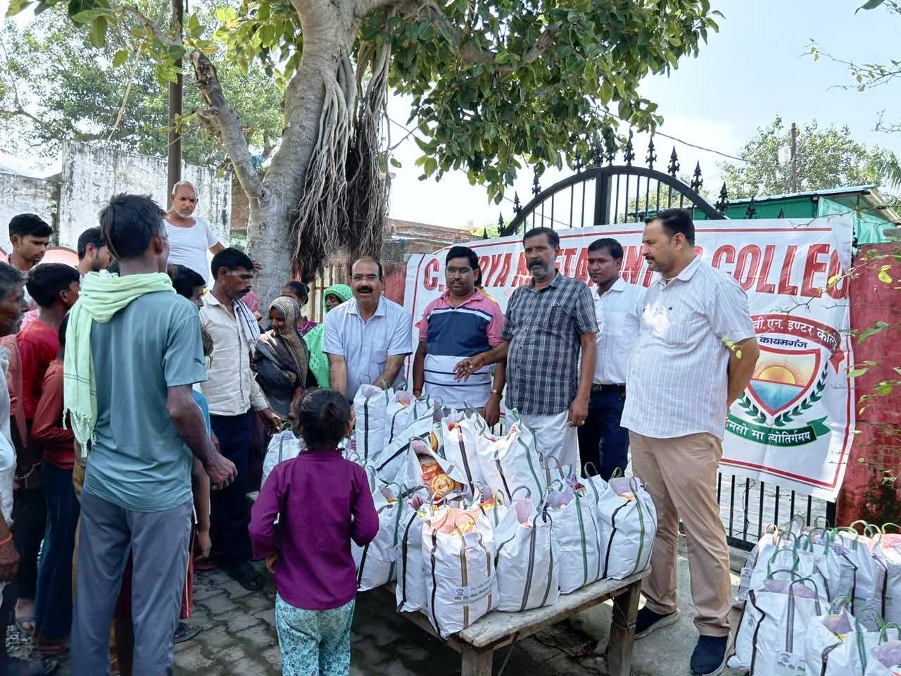 फर्रुखाबाद:कायमगंज में बाढ़ पीड़ितों की मदद को आगे आया सी.पी. विद्या निकेतन इंटर कॉलेज
