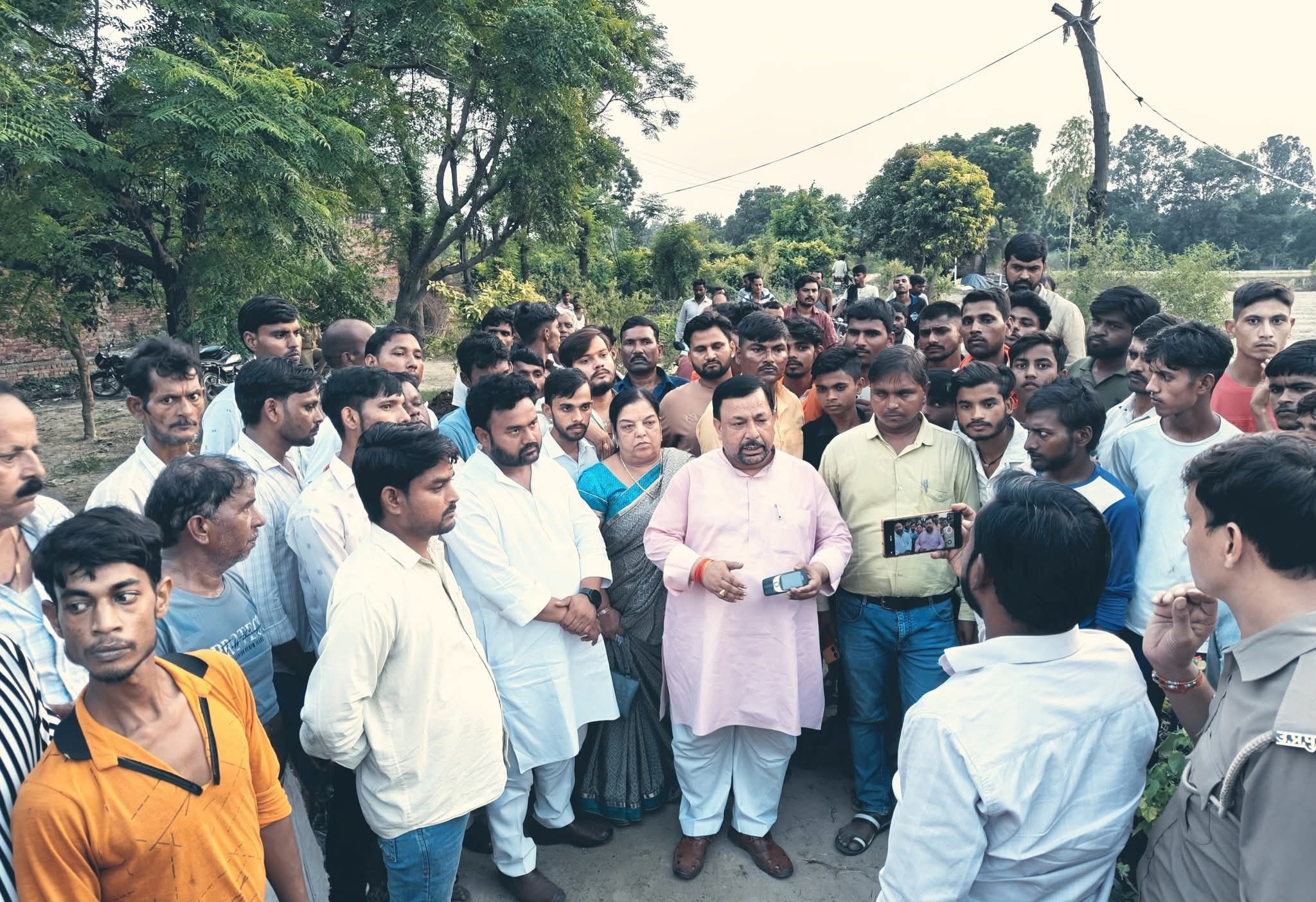 फर्रुखाबाद:नाबालिग से सामूहिक दुष्कर्म व जबरन धर्म परिवर्तन प्रकरण पर जनप्रतिनिधियों ने लिया संज्ञान, पीड़िता को न्याय का भरोसा