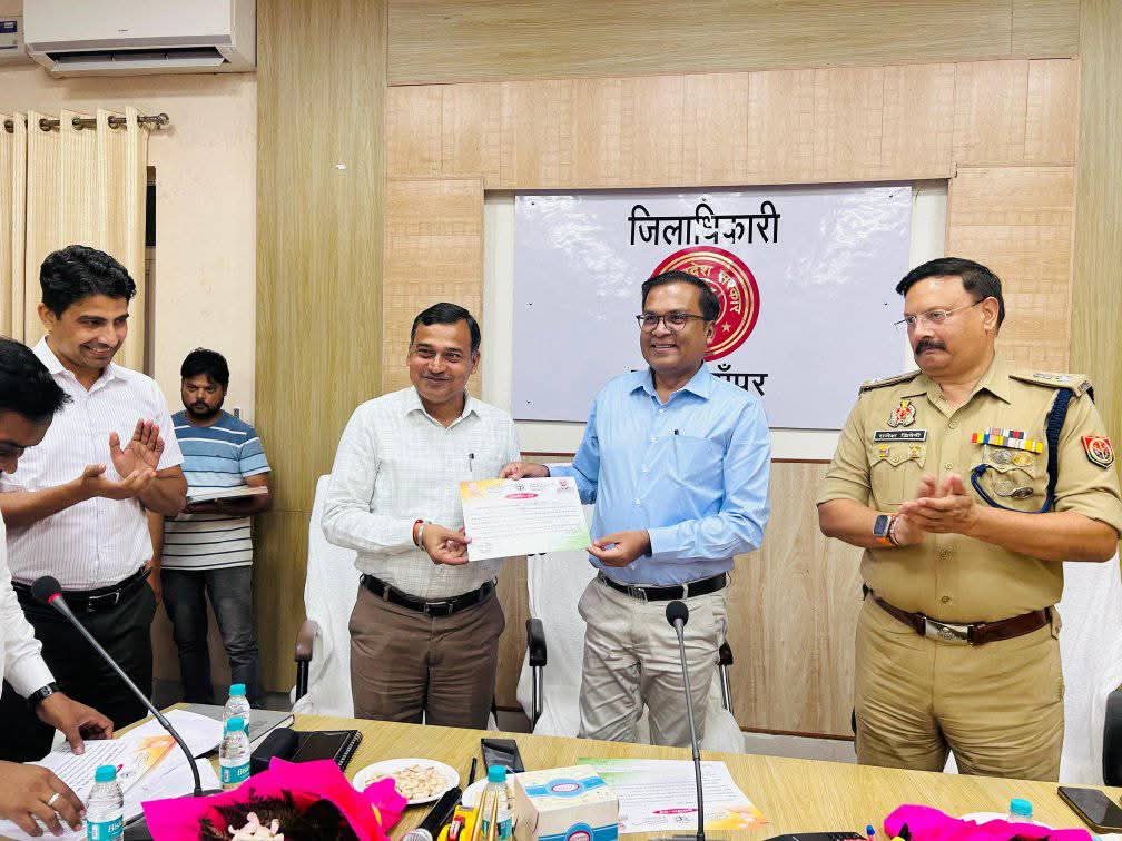 शाहजहांपुर:बाढ़ जैसी चुनौती के बीच PET परीक्षा सफलतापूर्वक सम्पन्न कराने वाले अधिकारियों व कर्मचारियों का सम्मान
