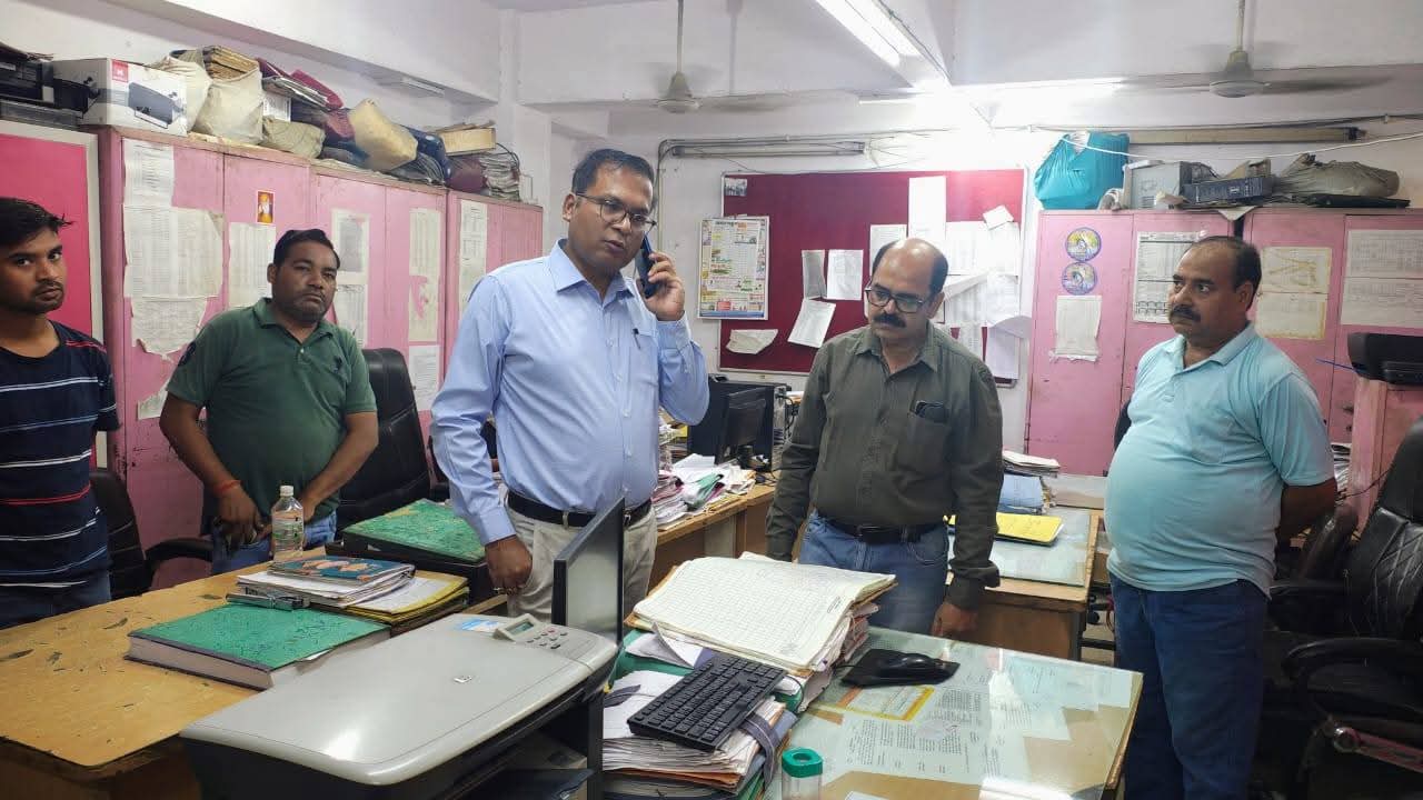 शाहजहाँपुर: कलेक्ट्रेट व विकास भवन का औचक निरीक्षण, लापरवाह अधिकारियों व कर्मचारियों पर गिरी गाज