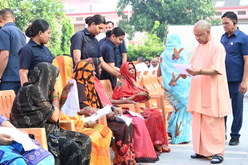 गोरखपुर:मुख्यमंत्री योगी आदित्यनाथ ने जनता दर्शन में सुनी जनसमस्याएं, अधिकारियों को शीघ्र समाधान के निर्देश