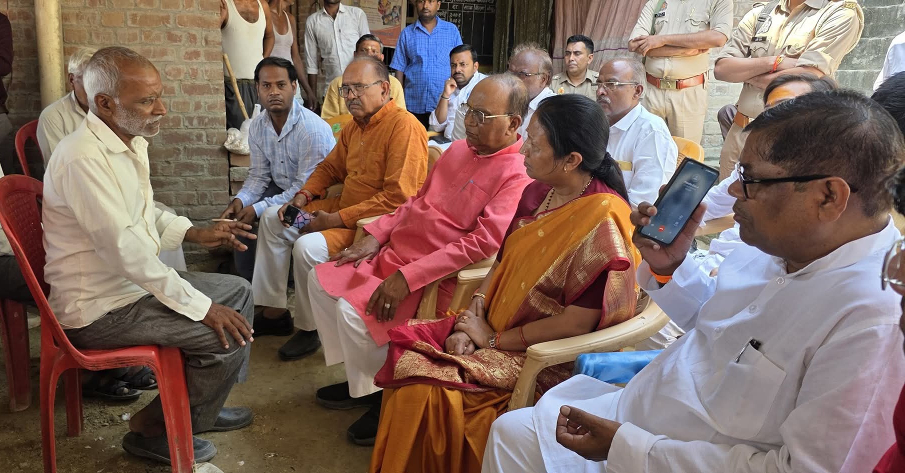 फर्रुखाबाद:कंपिल में सामूहिक दुष्कर्म प्रकरण : राज्यसभा सांसद गीता शाक्य ने पीड़िता से की मुलाक़ात।