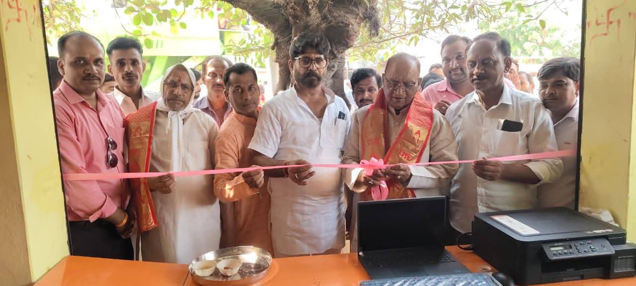 फर्रुखाबाद:अमृतपुर विधायक सुशील शाक्य ने किया कार्तिकेय ग्राहक सेवा केंद्र एवं बुक डिपो का उद्घाटन