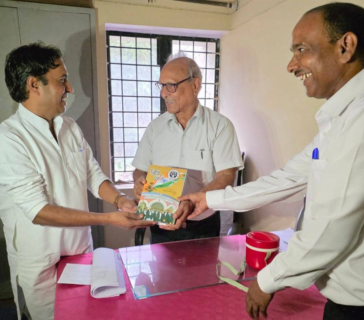 फर्रुखाबाद बार एसोसिएशन के पूर्व अध्यक्ष जवाहर सिंह गंगवार जी ने भेंट की पुस्तक ‘विधि प्रहरी’