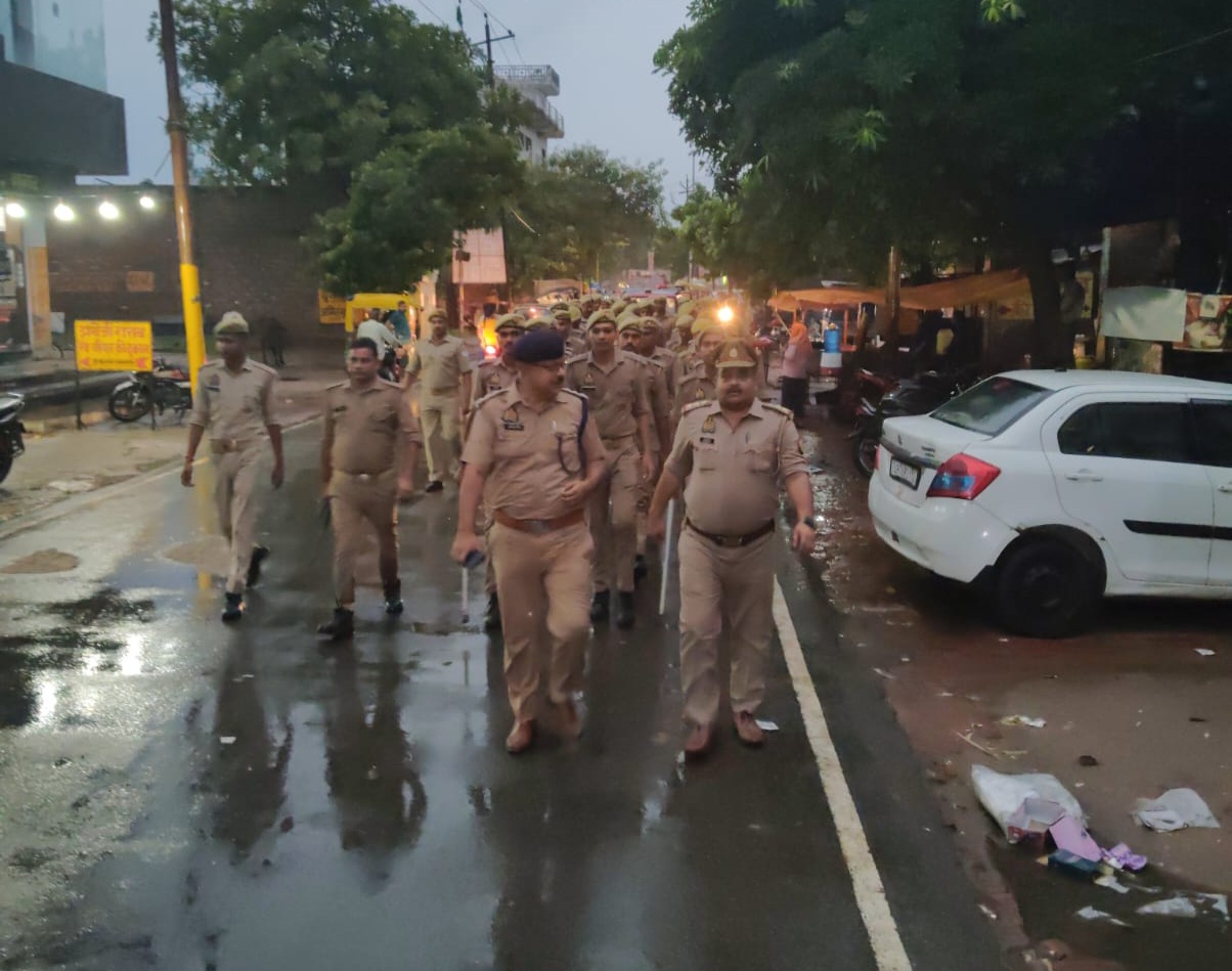 फर्रुखाबाद:कायमगंज में पुलिस का फ्लैग मार्च, त्योहारों पर सुरक्षा का भरोसा