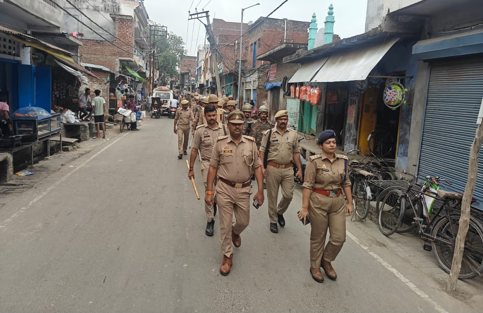 फर्रुखाबाद:मऊदरवाजा पुलिस का फ्लैग मार्च, त्योहारों पर सुरक्षा के कड़े इंतज़ाम।