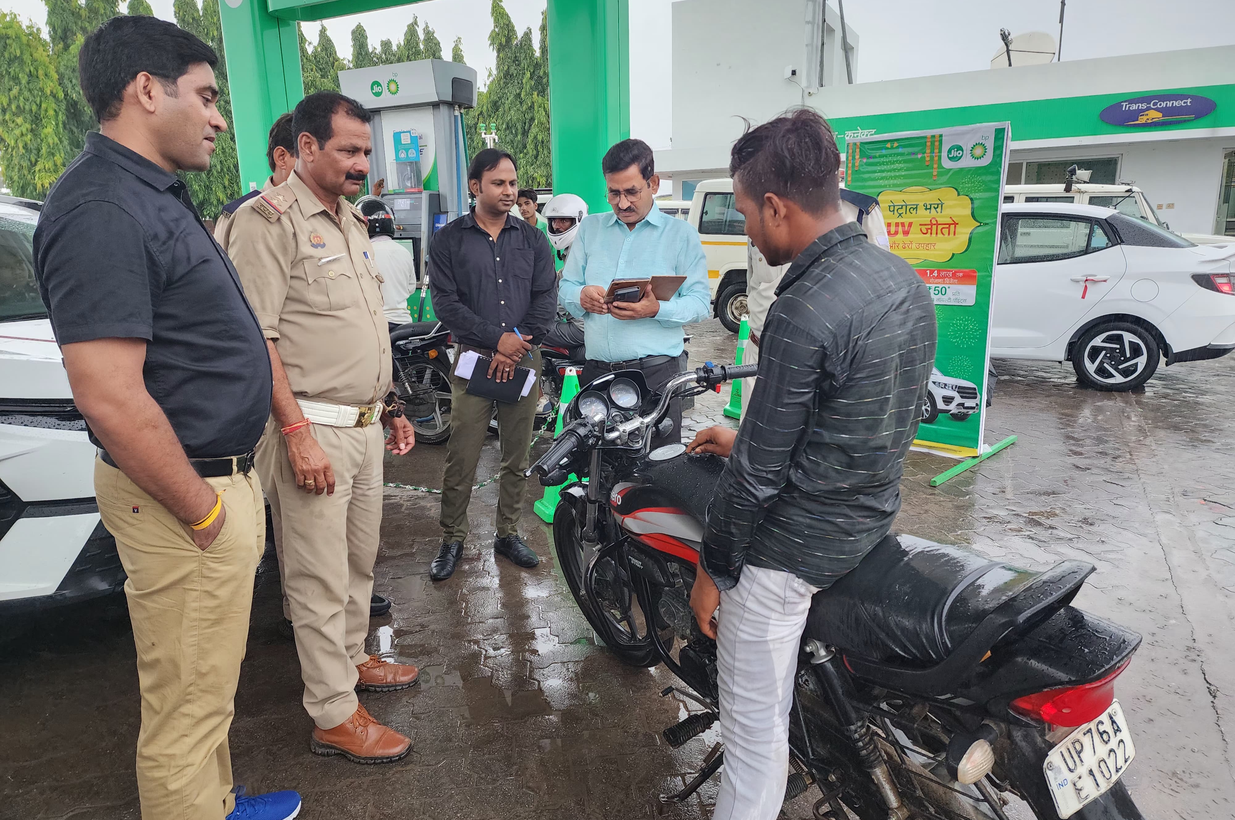 फर्रुखाबाद में शुरू हुआ "नो हेलमेट-नो पेट्रोल" अभियान, पहले ही दिन 28 चालान, ₹85,500 जुर्माना वसूला