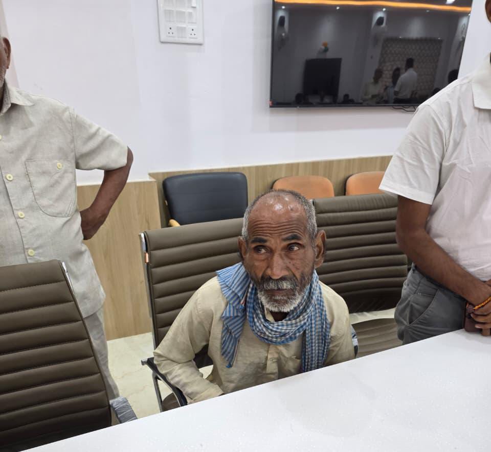 प्रयागराज : जिलाधिकारी ने जिला समाज कल्याण अधिकारी को प्रार्थी सुकुरू की पेंशन तत्काल बहाल कराने के दिए निर्देश