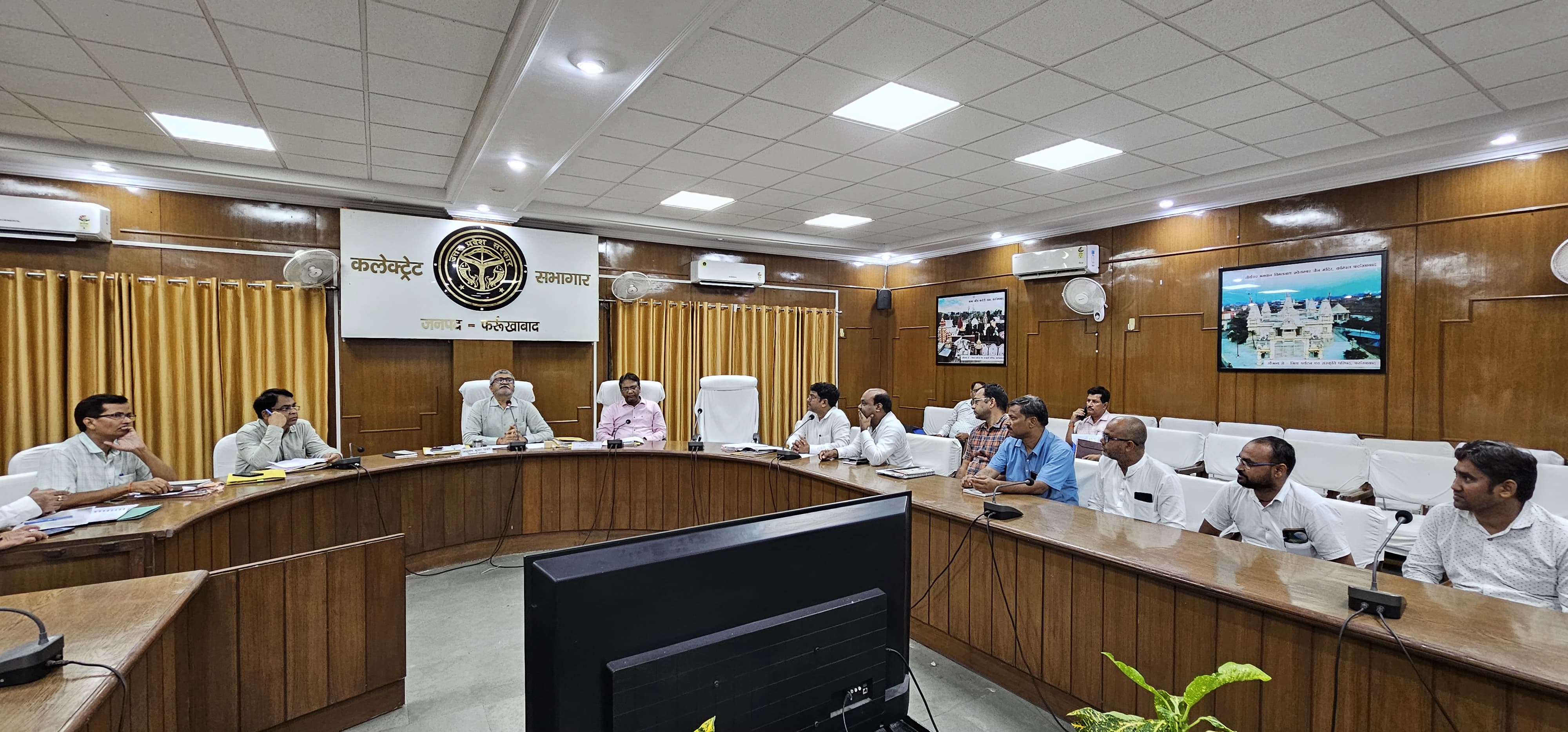 फर्रूखाबाद में अंत्येष्टि स्थलों के निर्माण को लेकर बैठक आयोजित