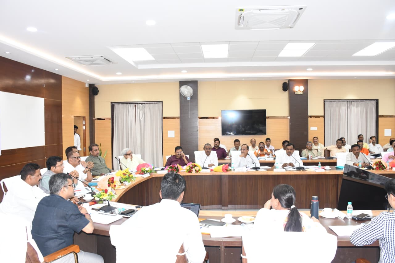 प्रयागराज: सांसद फूलपुर/अध्यक्ष, जिला विकास निगरानी समिति (दिशा) की अध्यक्षता व मा0 सांसद भदोही की सहअध्यक्षता में जिला विकास समन्वय एवं निगरानी समिति (दिशा) की बैठक सम्पन्न