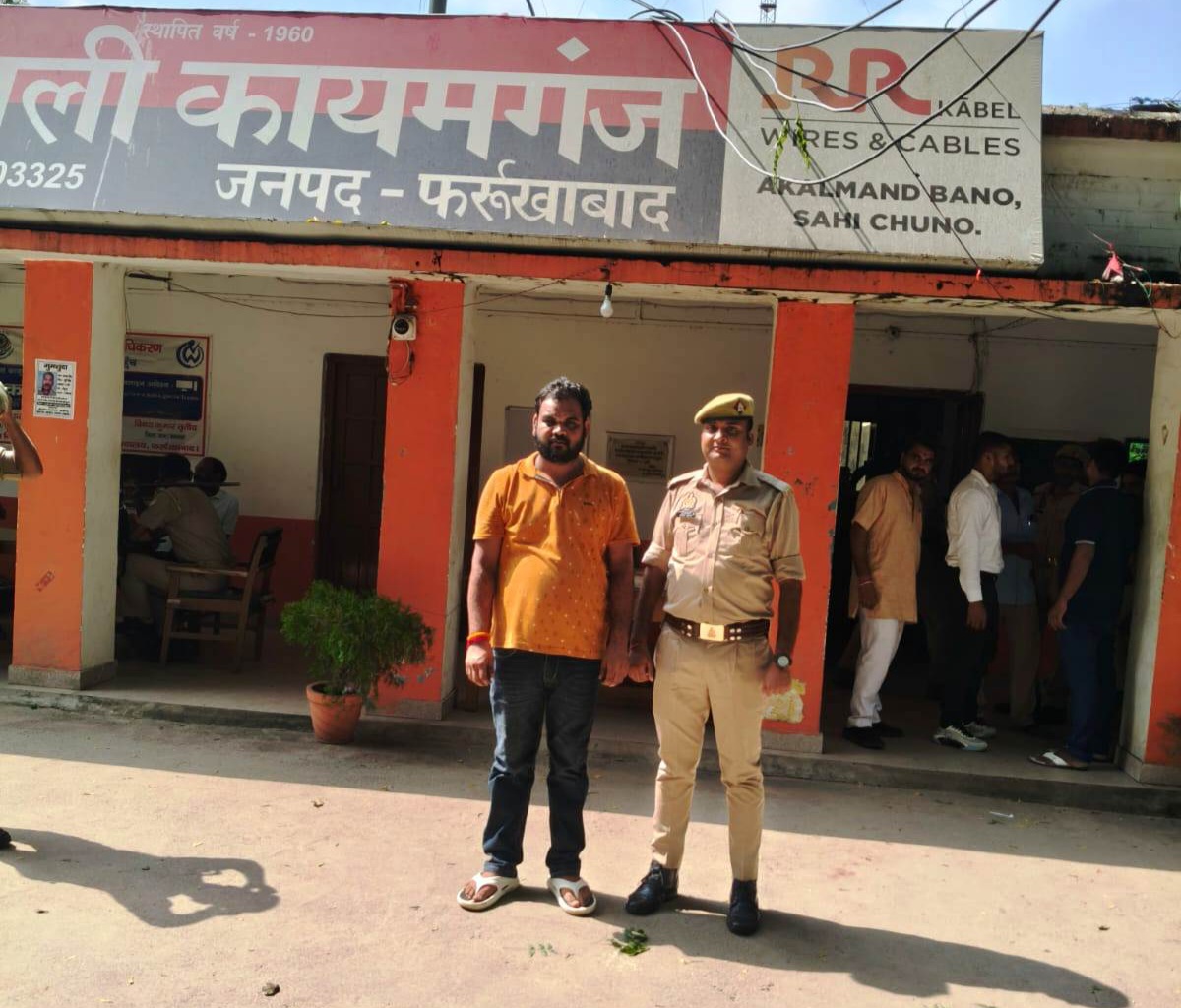 फर्रुखाबाद:कायमगंज पुलिस ने अवैध तमंचा व कारतूस के साथ युवक को दबोचा।