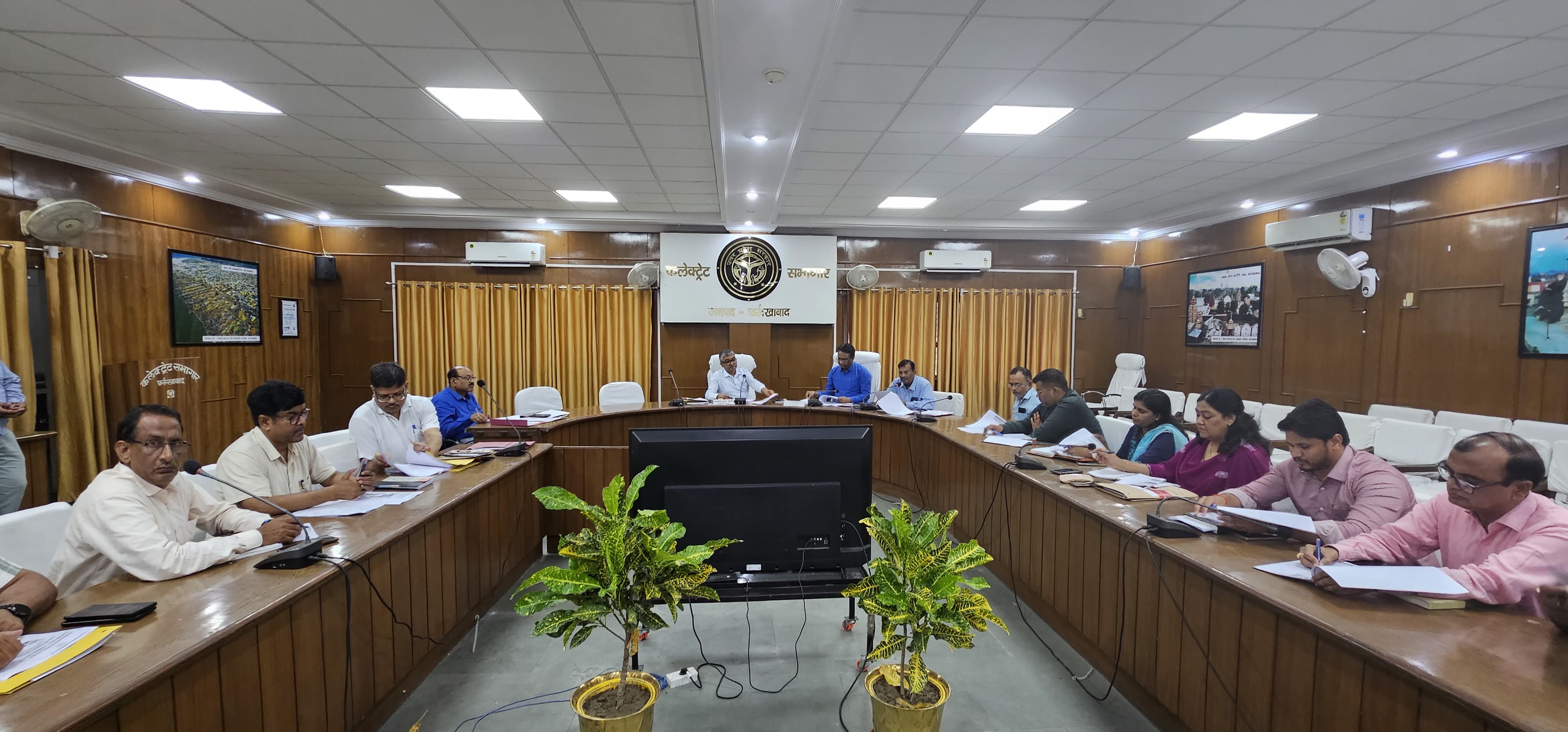 फर्रुखाबाद:विकसित भारत- विकसित उत्तर प्रदेश संकल्प @2047 :जनपद में जिलाधिकारी की अध्यक्षता में अधिकारियों की बैठक