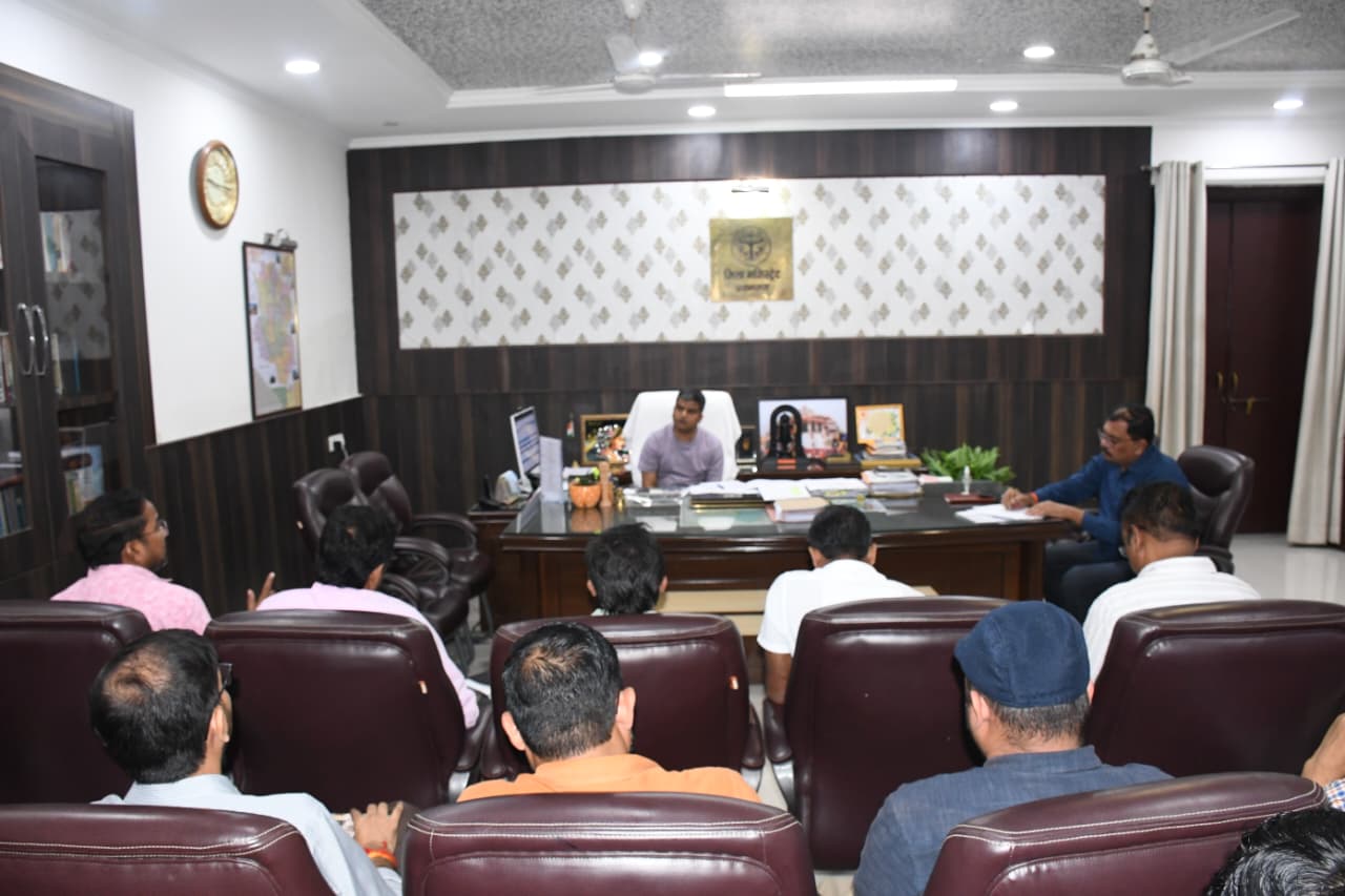प्रयागराज: जिलाधिकारी ने आईजीआरएस रैंकिंग में सुधार लाने हेतु सभी संबंधित अधिकारियों के साथ की समीक्षा बैठक