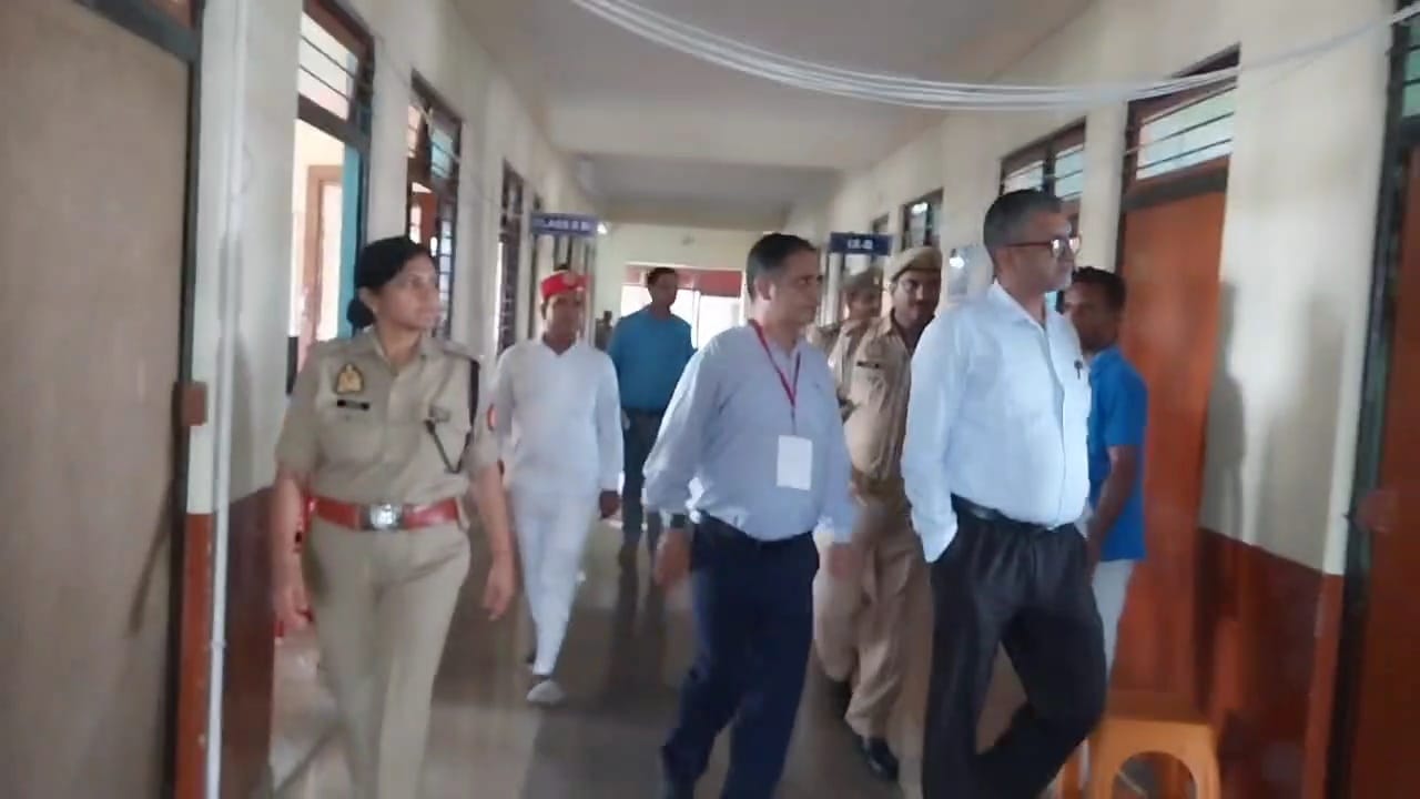 फर्रूखाबाद में जिलाधिकारी व पुलिस अधीक्षक ने किया PET परीक्षा केंद्रों का निरीक्षण