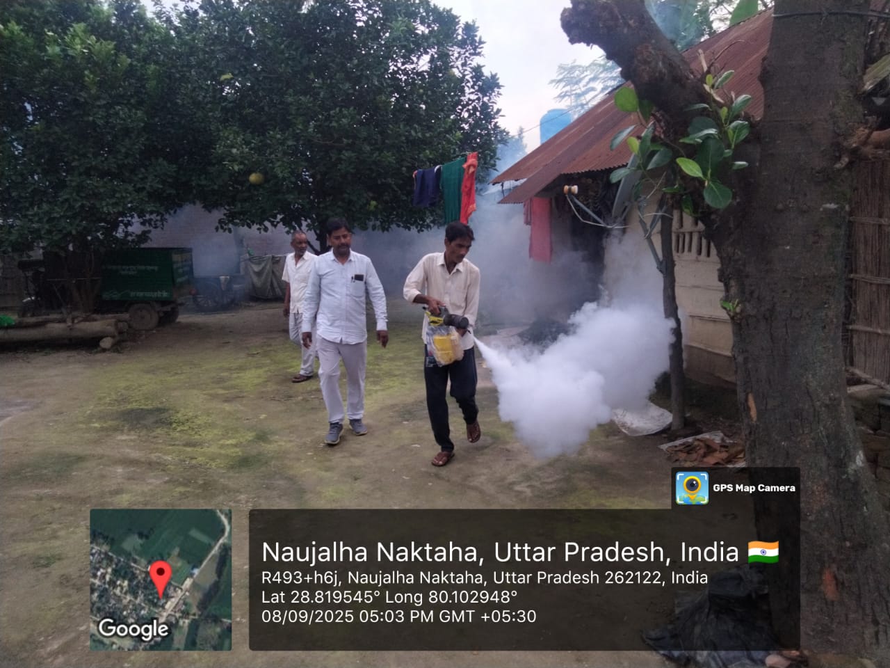 पीलीभीत : संक्रामक रोगों से बचाने के लिए सचिव व प्रधान ने गांवों में चलाया अभियान