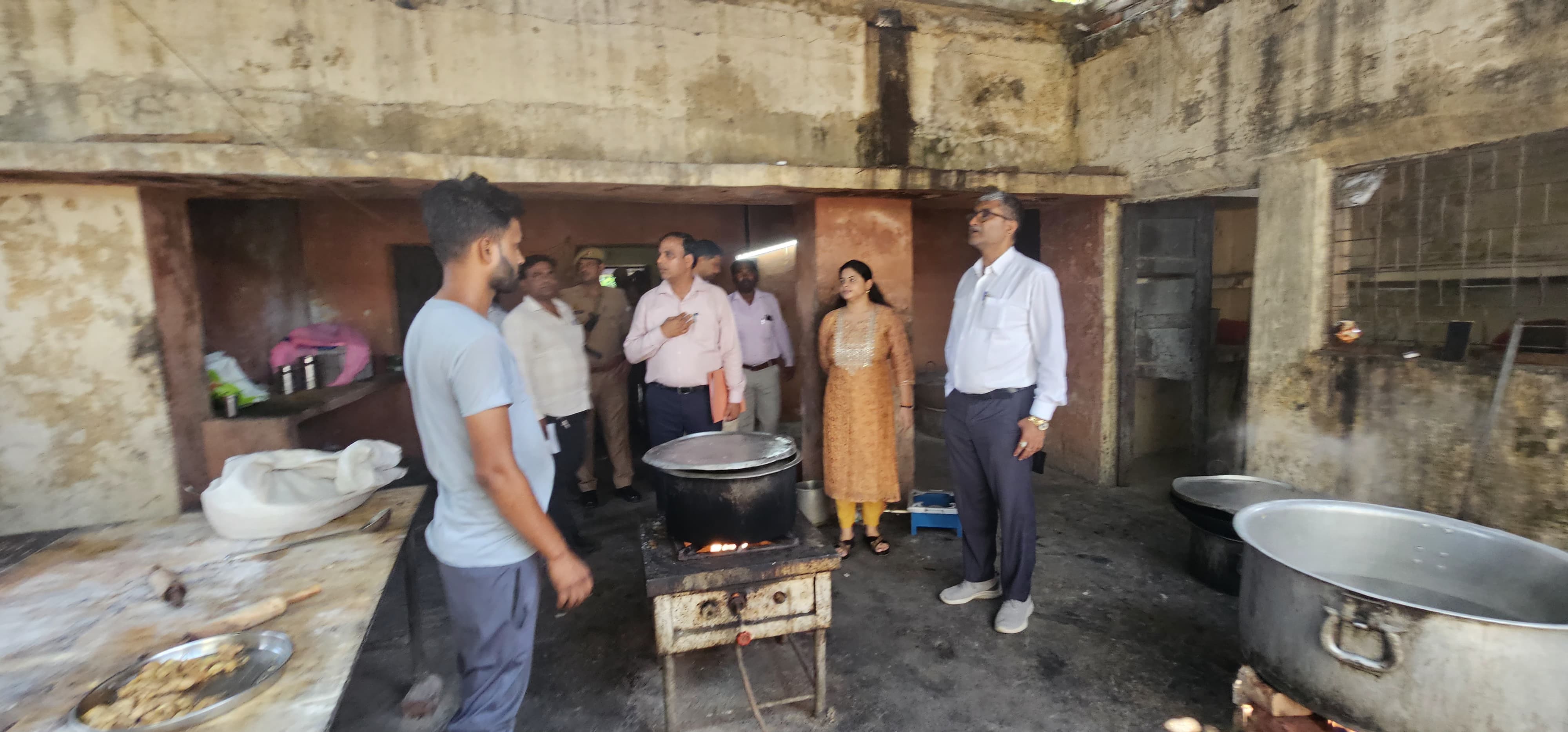 फर्रुखाबाद:जिलाधिकारी ने किया आश्रम पद्धति विद्यालय का निरीक्षण, भोजन व निर्माण कार्य की गुणवत्ता पर जताई नाराज़गी
