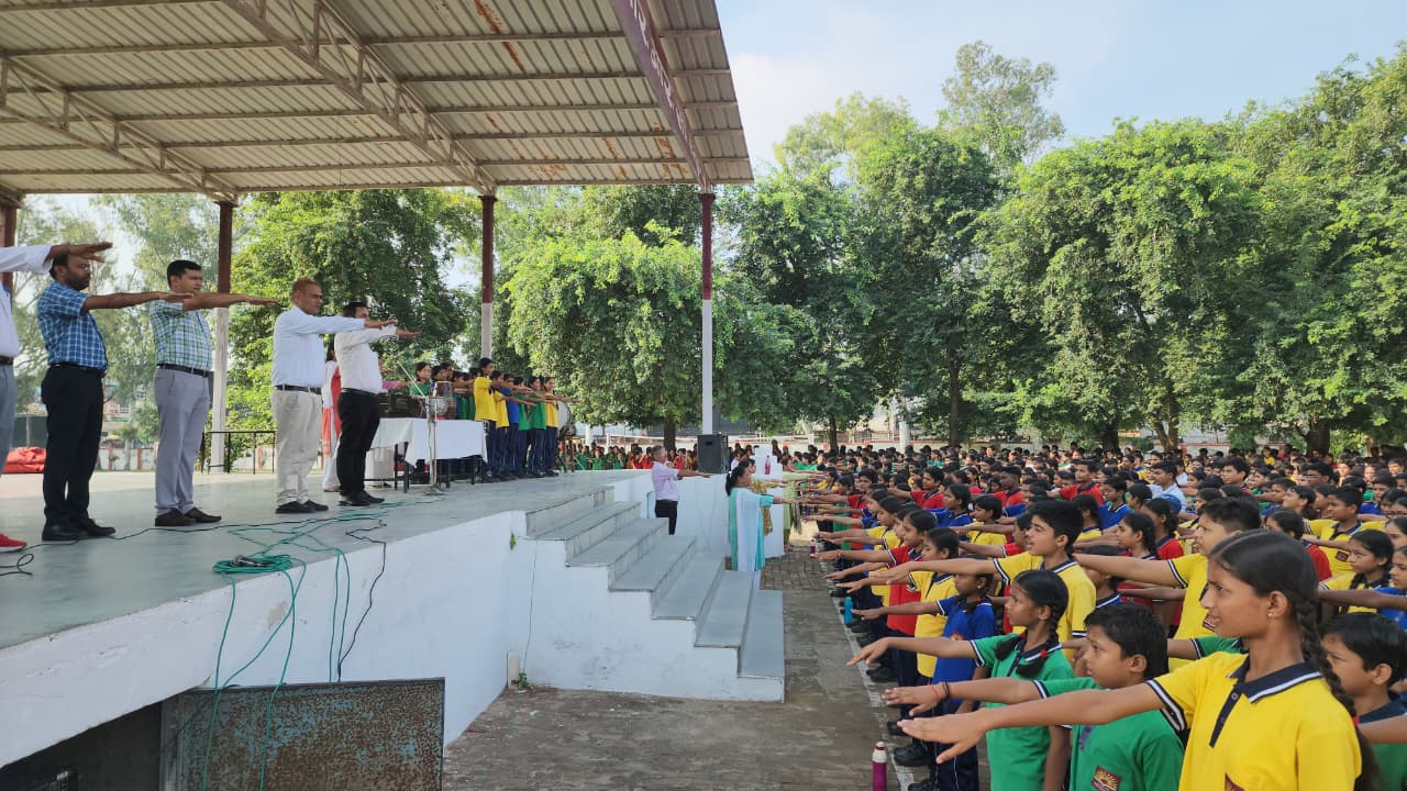 फर्रुखाबाद:पीएम श्री केंद्रीय विद्यालय आरआरसी फतेहगढ़ में सड़क सुरक्षा जागरूकता कार्यक्रम आयोजित