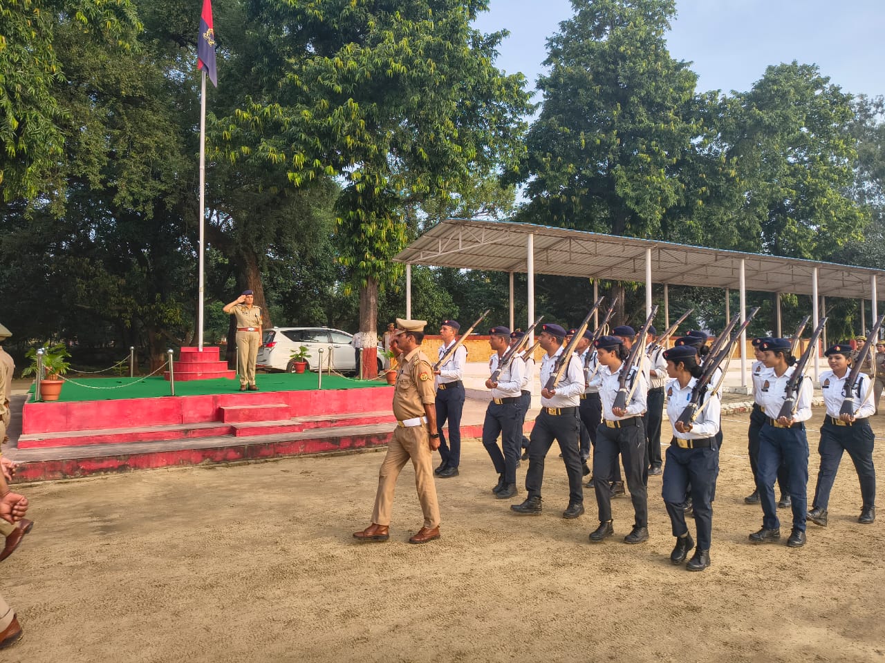 फर्रुखाबाद:पुलिस अधीक्षक आरती सिंह ने साप्ताहिक शुक्रवार परेड की सलामी ली।