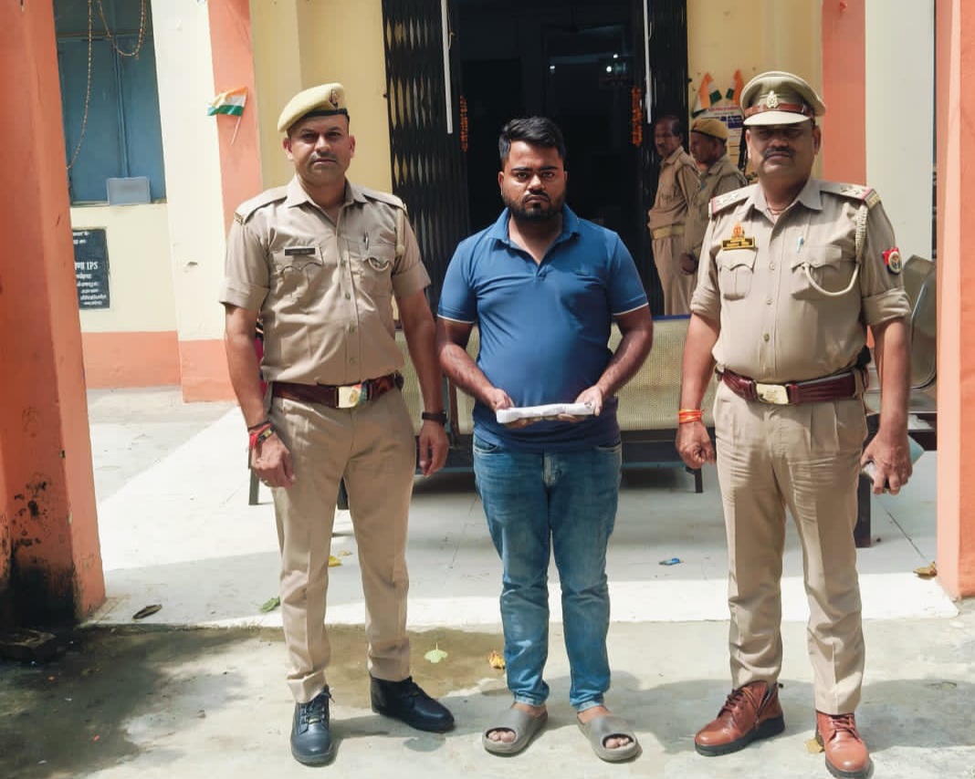 फर्रुखाबाद:मऊदरवाजा पुलिस ने अवैध तमंचा व कारतूस के साथ अभियुक्त को किया गिरफ्तार