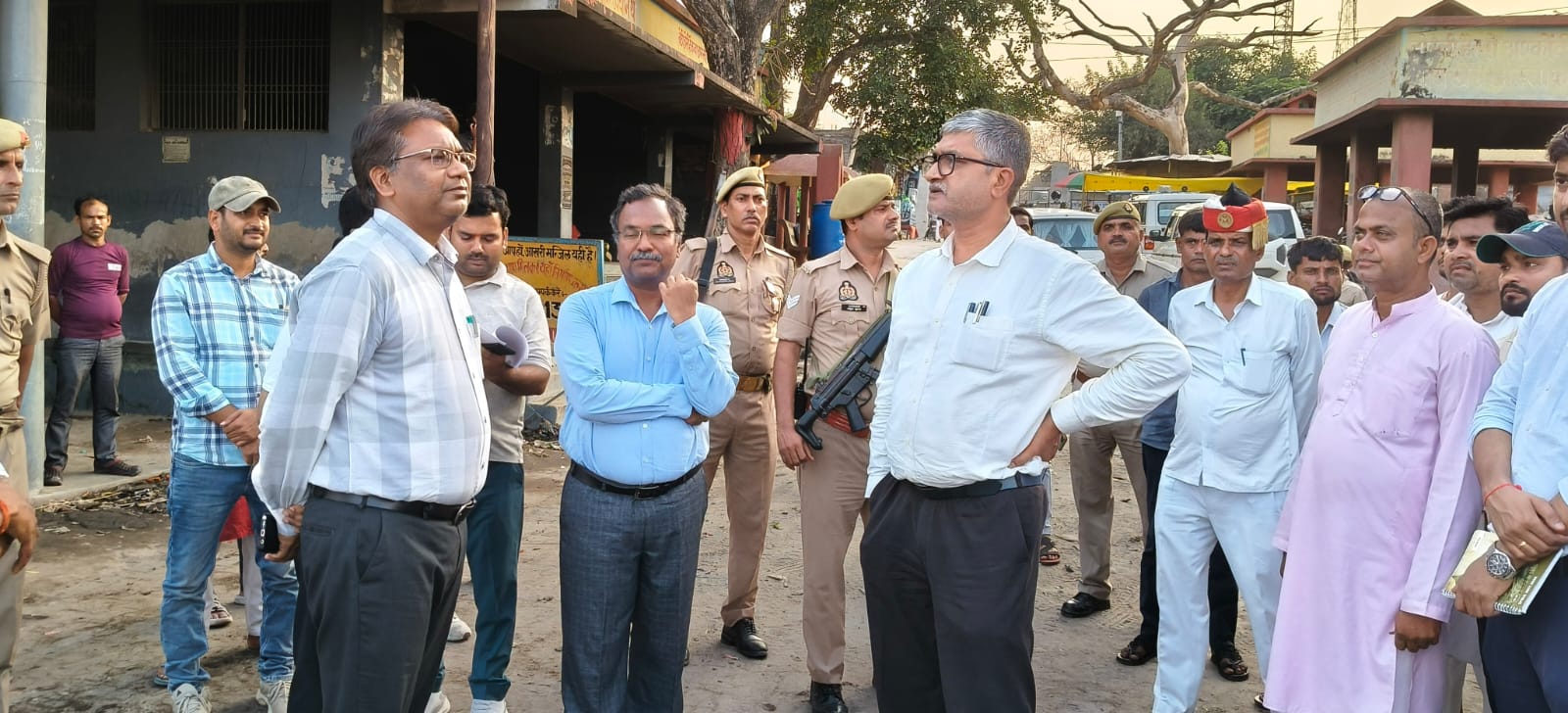 फर्रुखाबाद:डीएम आशुतोष द्विवेदी ने किया परंपरागत अंत्येष्टि स्थल का निरीक्षण, विकास कार्यों की रूपरेखा तैयार करने के निर्देश।