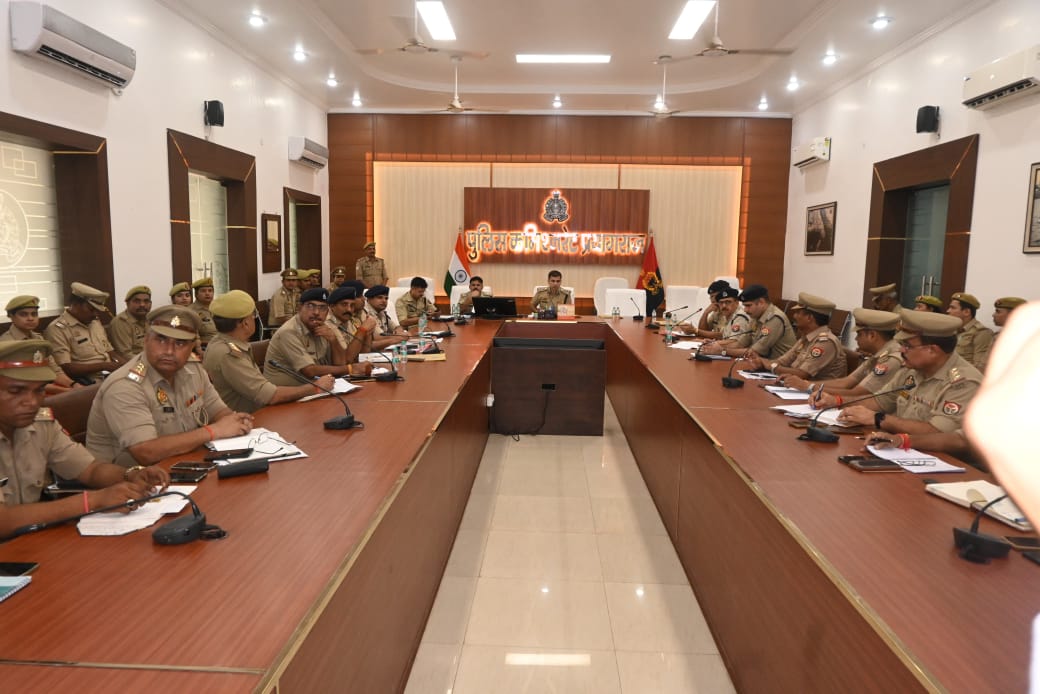 त्रिवेणी सभागार रिजर्व पुलिस लाइन्स प्रयागराज में एकीकृत शिकायत निवारण प्रणाली(IGRS) के सम्बन्ध में बैठक आयोजित की गयी।