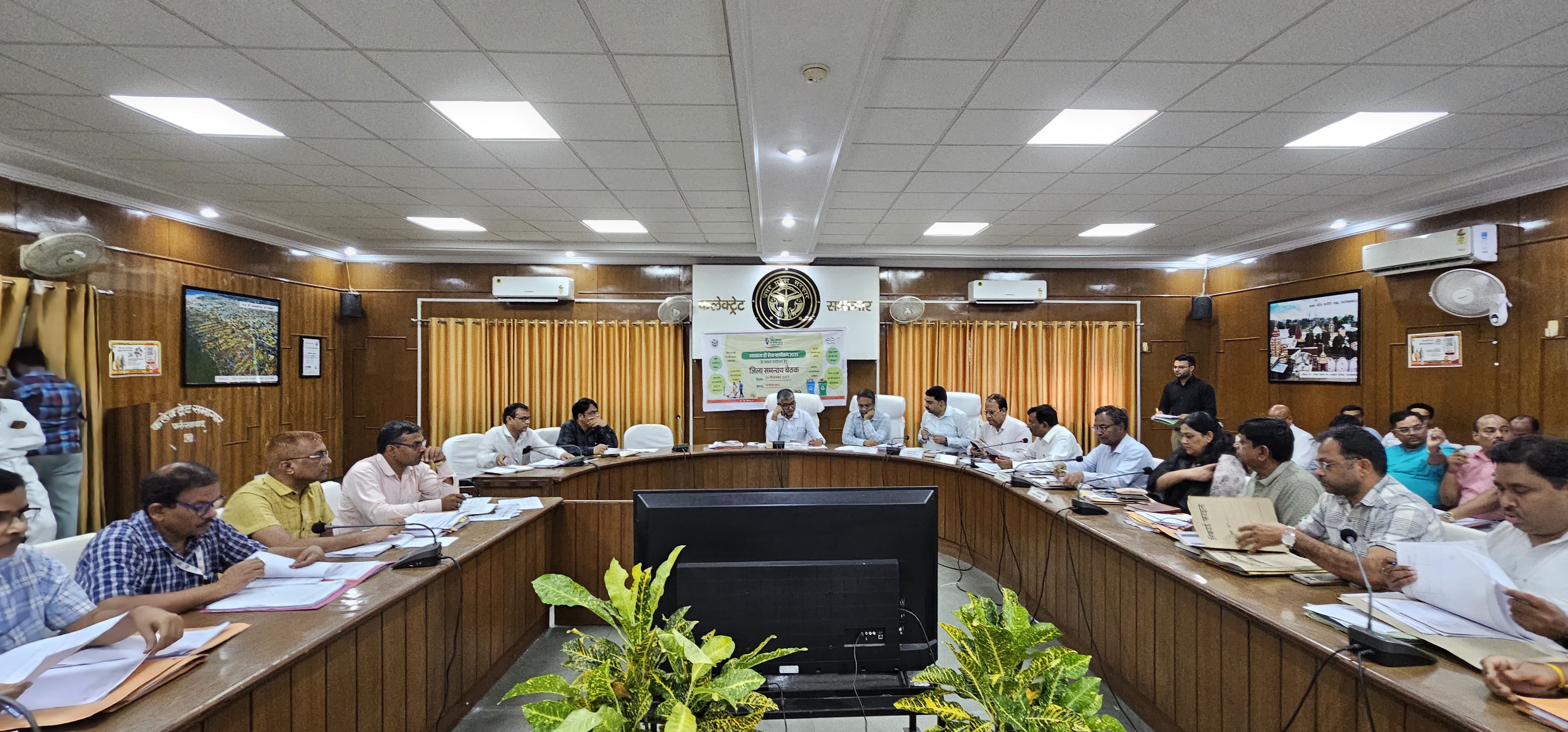 फर्रुखाबाद में आईजीआरएस समीक्षा बैठक, जिलाधिकारी ने जताई नाराजगी