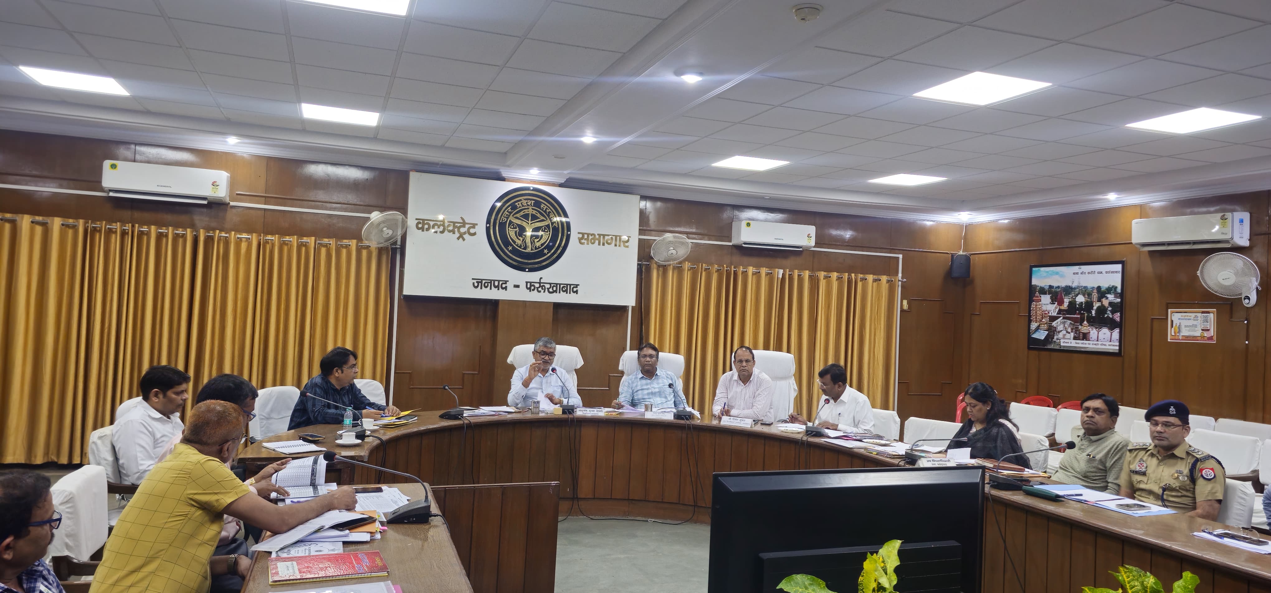 फर्रुखाबाद: डीएम ने 1 करोड़ से अधिक के कार्यों की समीक्षा, लापरवाह विभागों पर जताई नाराजगी
