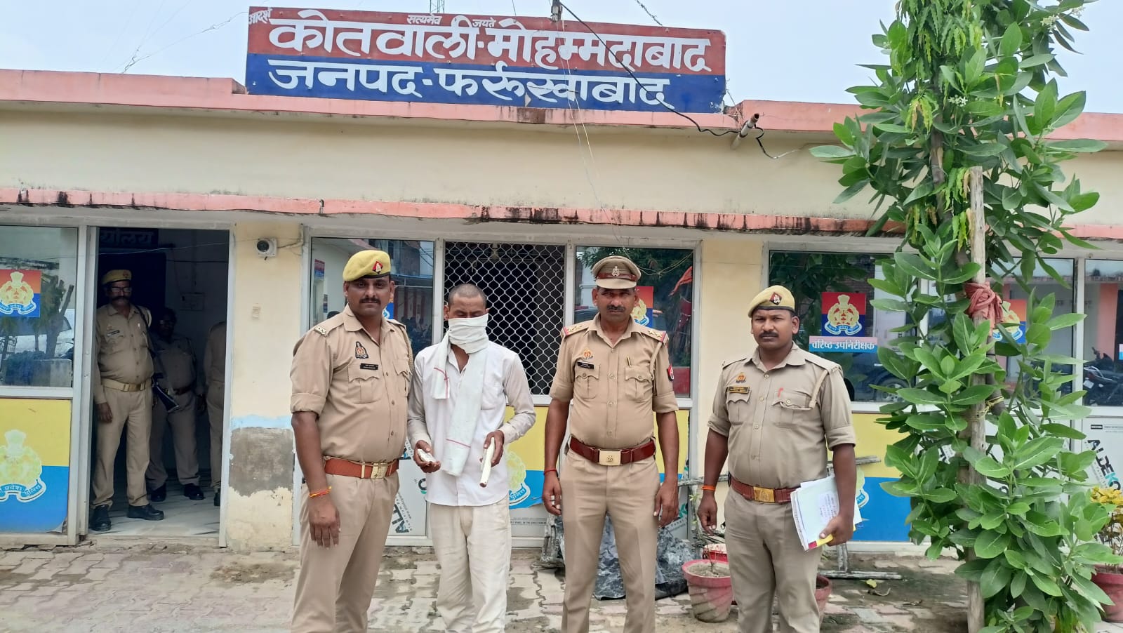 फर्रुखाबाद:मोहम्मदाबाद पुलिस ने 25 हज़ार के इनामी बदमाश को तमंचा और लूटी गई रकम के साथ दबोचा