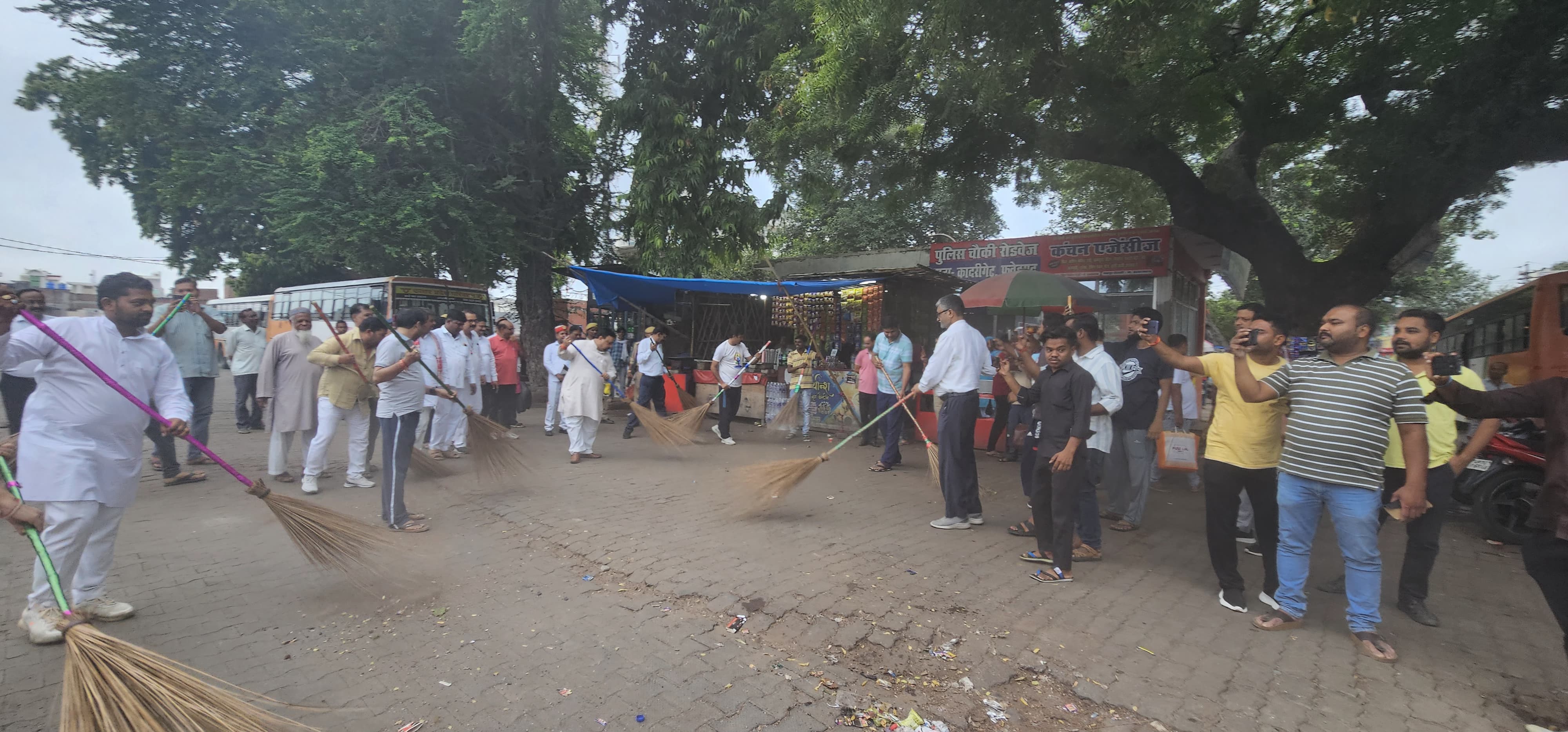 फर्रुखाबाद में स्वच्छता पखवाड़े की शुरुआत, सांसद व जिलाधिकारी ने किया श्रमदान