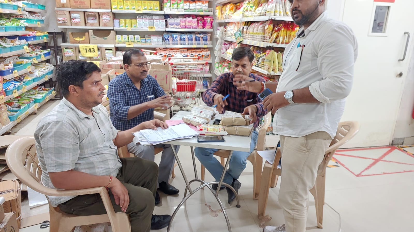 फर्रुखाबाद:नवरात्र व दशहरा पर्व पर मिलावटी खाद्य पदार्थों पर लगाम कसने के लिए एफएसडीए की छापामार कार्रवाई।