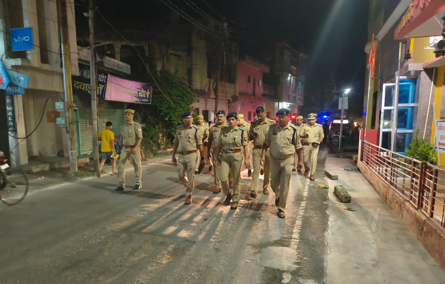 फर्रुखाबाद:पुलिस अधीक्षक ने किया पैदल गश्त, त्योहारों पर शांति व सुरक्षा का भरोसा दिलाया