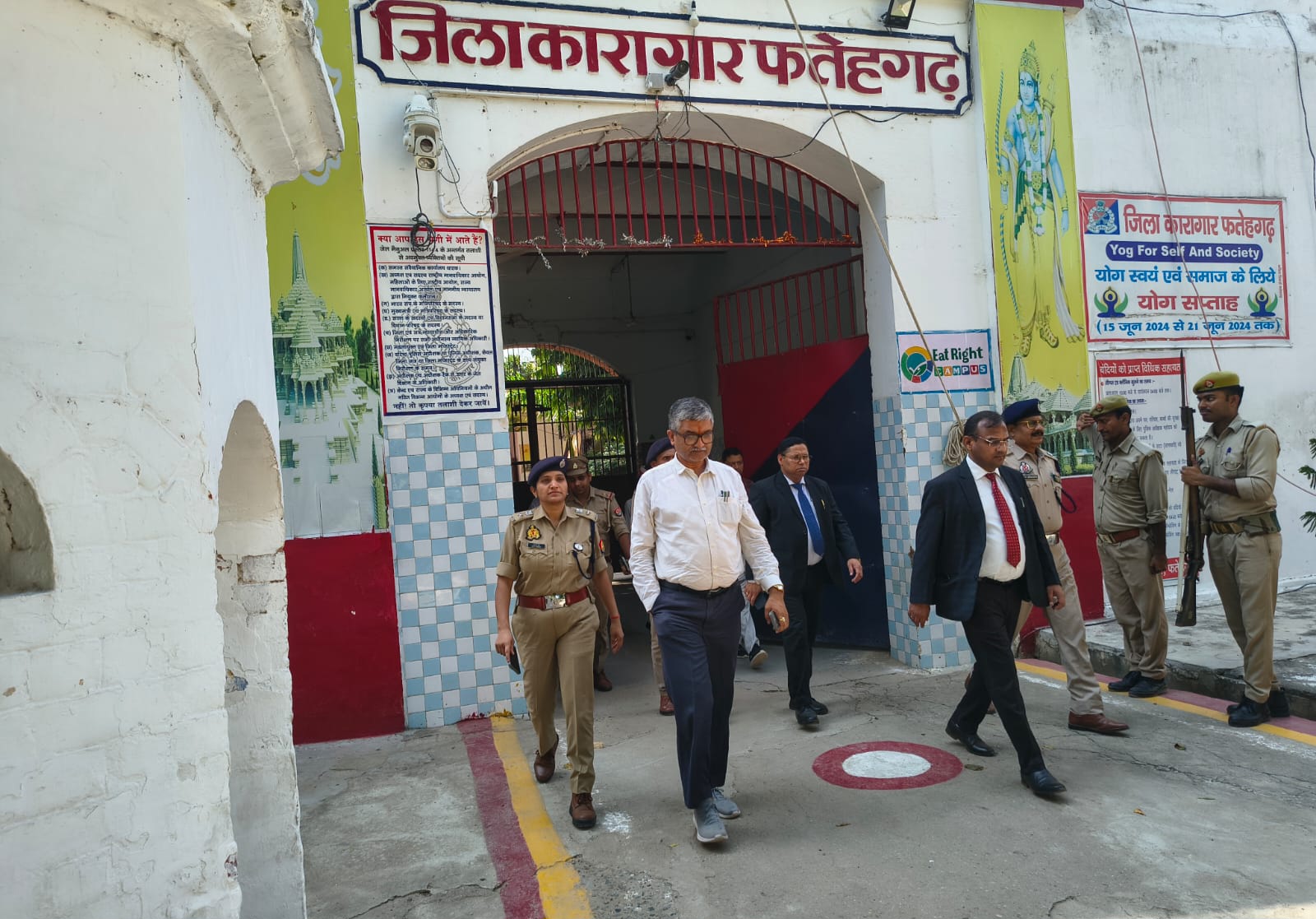 फर्रुखाबाद:जिला जज, डीएम और एसपी ने किया जिला एवं केंद्रीय कारागार का निरीक्षण