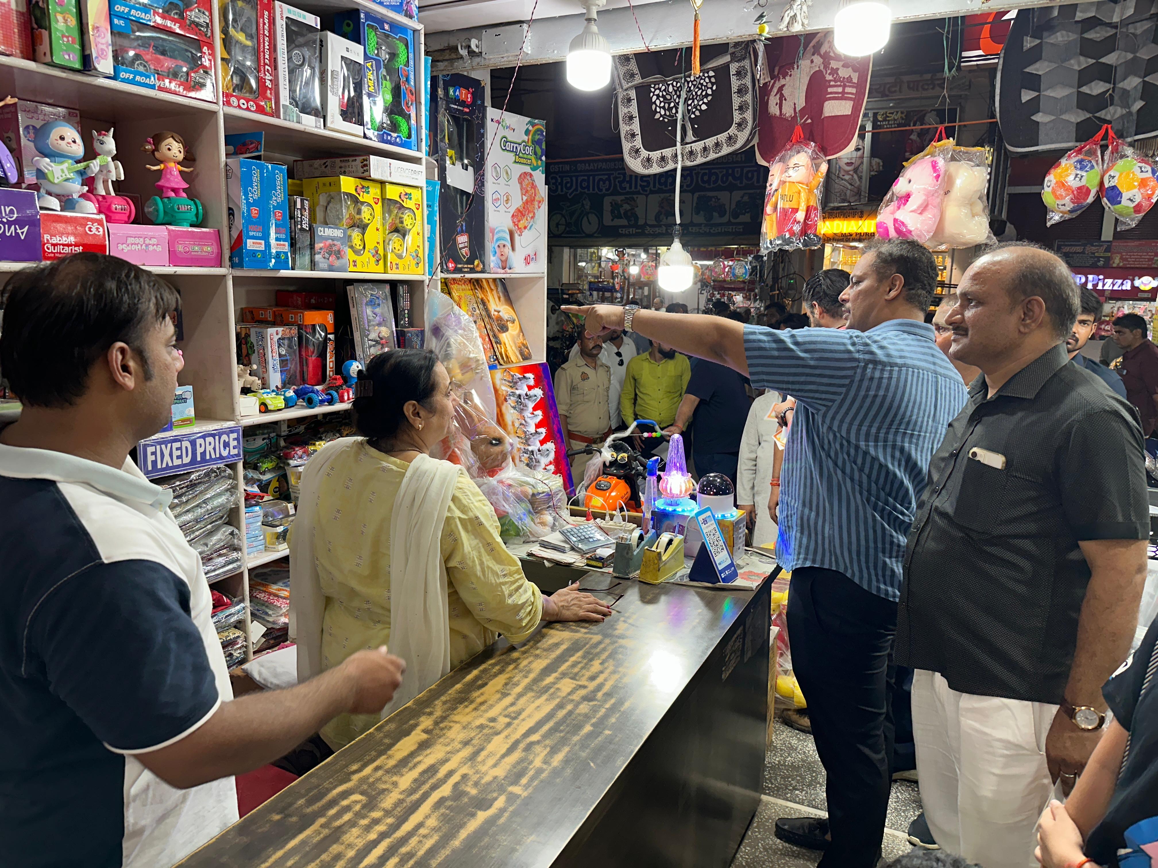 फर्रुखाबाद:दीपावली से पहले केंद्र सरकार ने दिया तोहफ़ा, जीएसटी दरों में कटौती की जानकारी लेकर जनता तक पहुंचे प्रदेश अध्यक्ष प्रांशु द्विवेदी