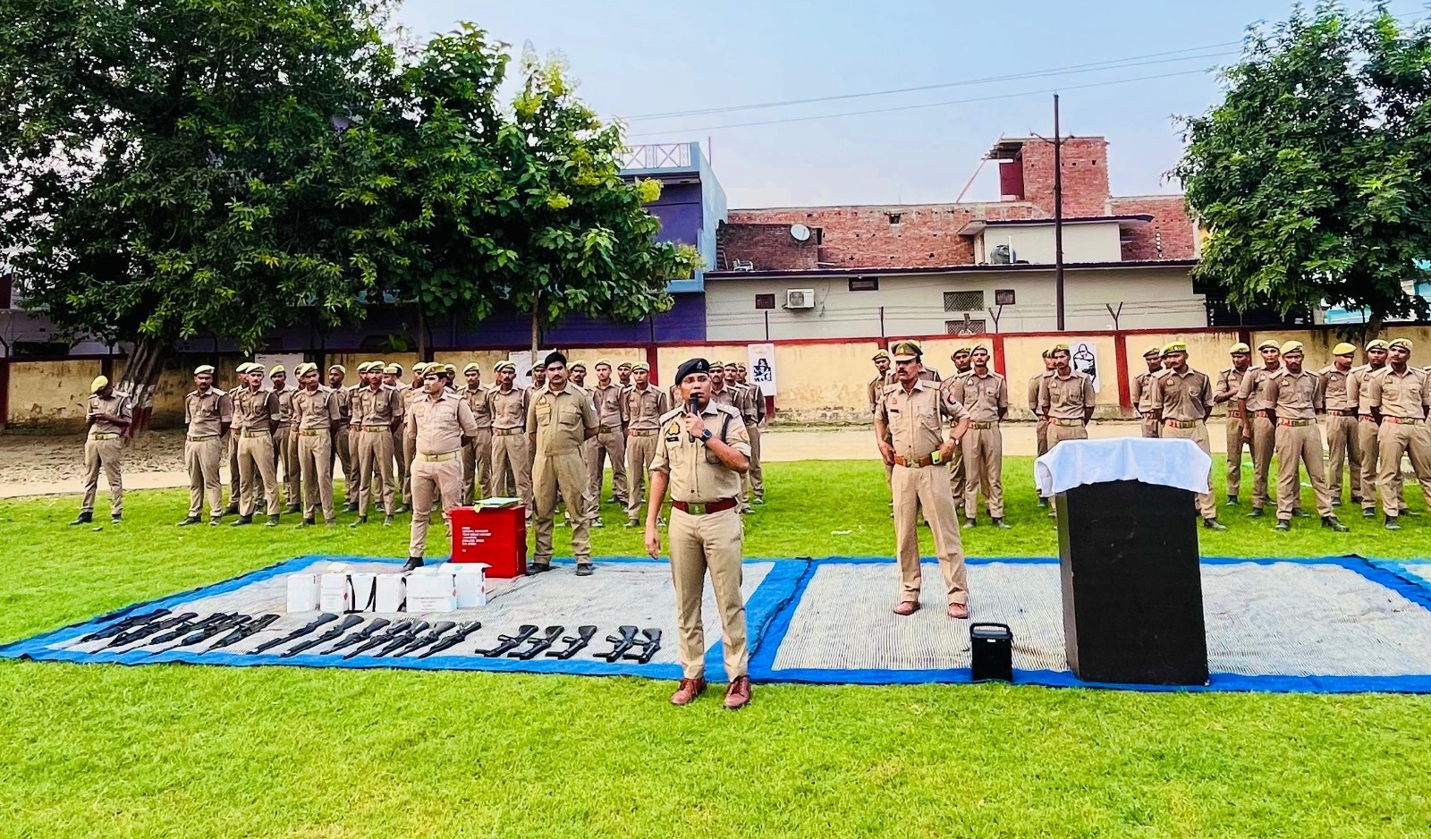 फर्रुखाबाद:त्योहारों को देखते हुए फतेहगढ़ पुलिस ने किया बलवा ड्रिल अभ्यास।
