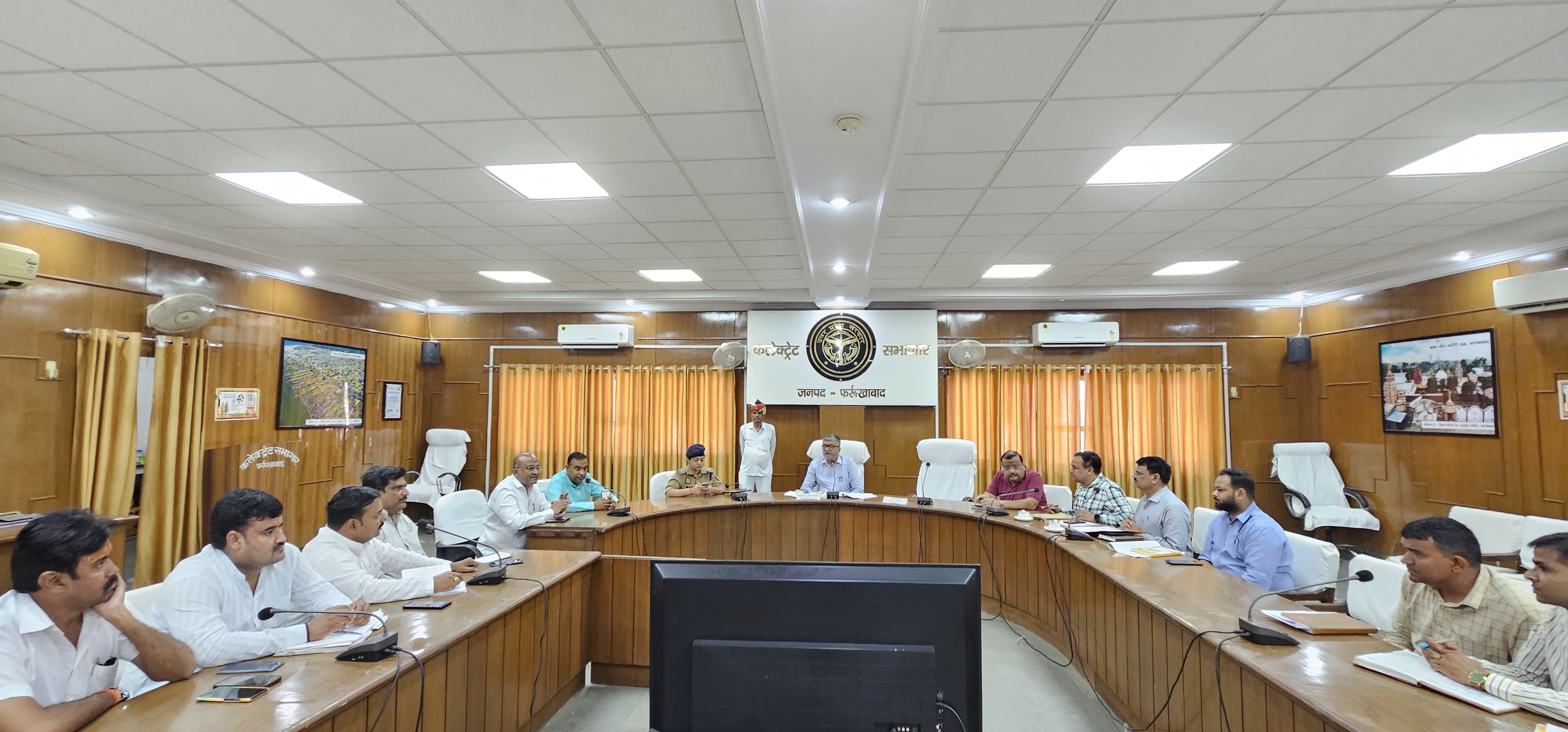 फर्रुखाबाद:आईजीआरएस निस्तारण पर सख्त हुए जिलाधिकारी, लापरवाही पर होगी कार्रवाई।