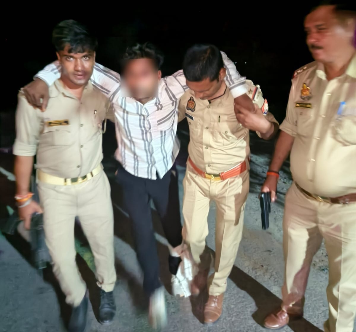 फर्रुखाबाद में पुलिस मुठभेड़ : शातिर अपराधी अमजद खान उर्फ अजमत खान गिरफ्तार, तमंचा व मोटरसाइकिल बरामद