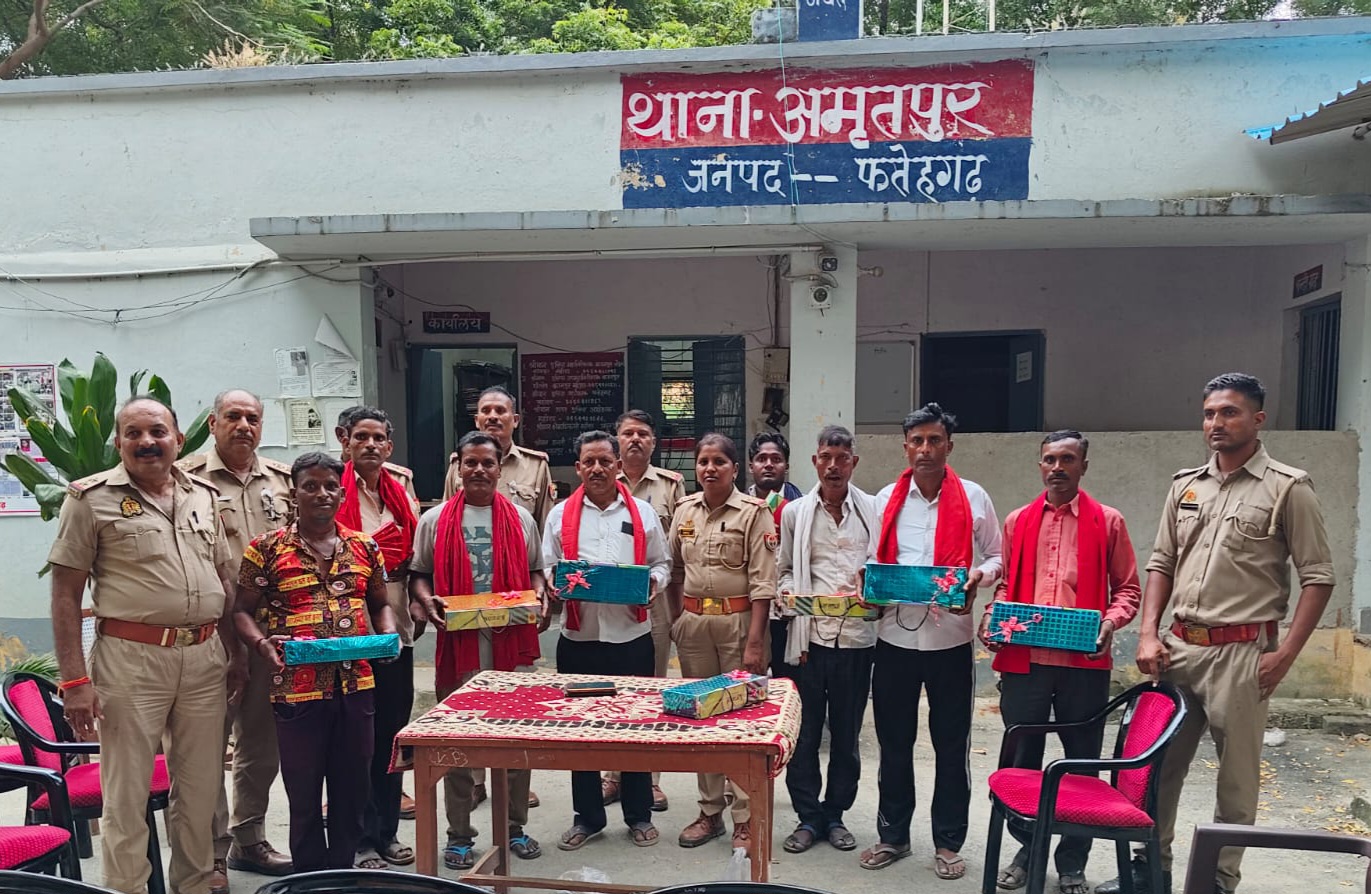 फर्रुखाबाद:पुलिस अधीक्षक के निर्देशन में पीस कमेटी मीटिंग, ग्राम चौकीदारों को वितरित हुई सुरक्षा किट।