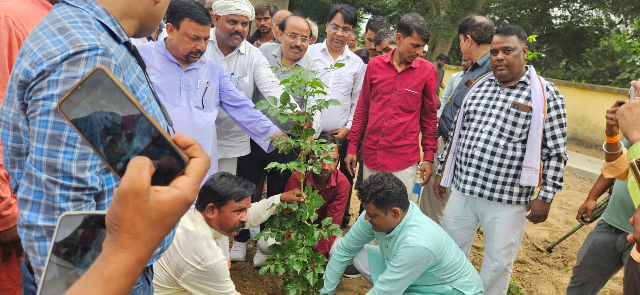 फर्रुखाबाद:असगरपुर में सांसद ने किया वृक्षारोपण, स्वच्छता व महिला सशक्तिकरण का दिया संदेश