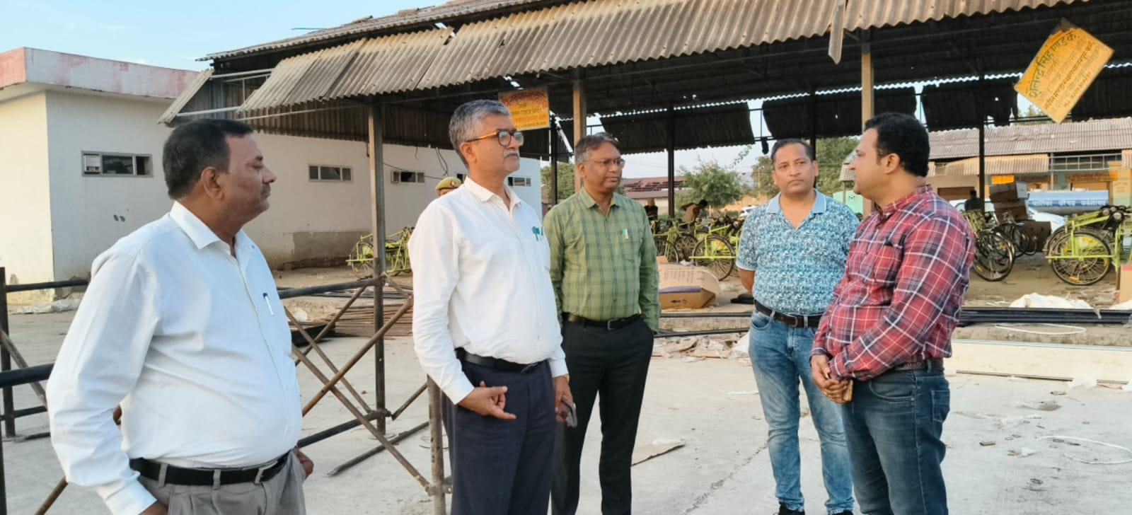 फर्रूखाबाद: जिलाधिकारी ने सातनपुर मंडी में दिव्यांगजन उपकरण वितरण कार्यक्रम की तैयारियों का किया निरीक्षण