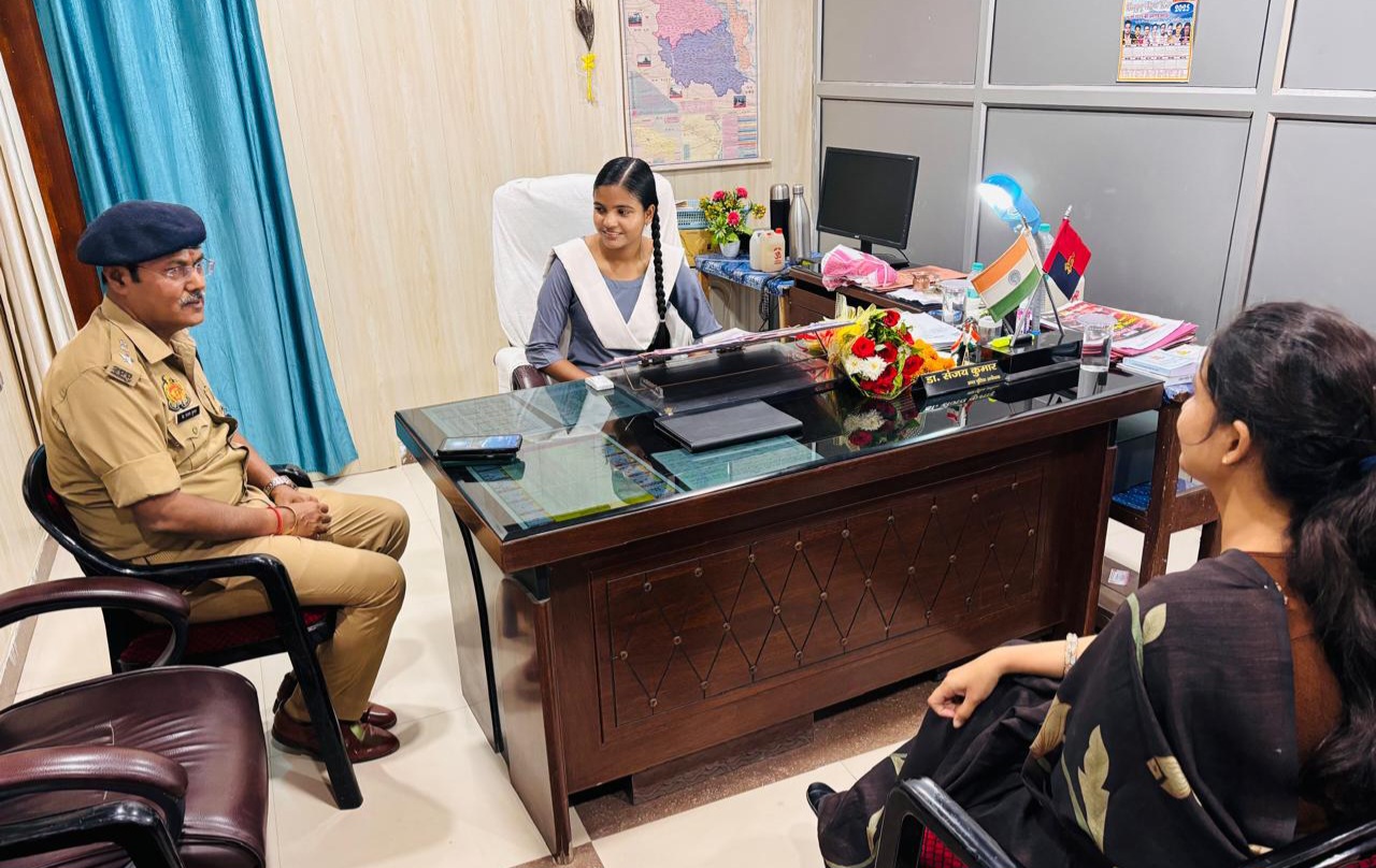फर्रुखाबाद:मिशन शक्ति 5.0: 12वीं की छात्रा प्रगति बनी ‘एक दिन की अपर पुलिस अधीक्षक’, संभाली जनसुनवाई