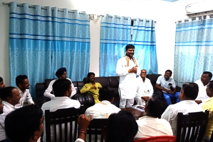 पीलीभीत: पीडब्ल्यूडी गेस्ट हाउस में संपन्न हुई सेवा पखवाड़ा कार्यशाला की बैठक।