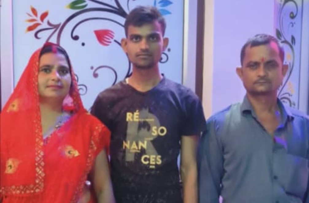 पीलीभीत : बीएचयू में प्रवेश होने परसभ्रांत लोगों ने पहुंचकर शुभकामनाएं दी।