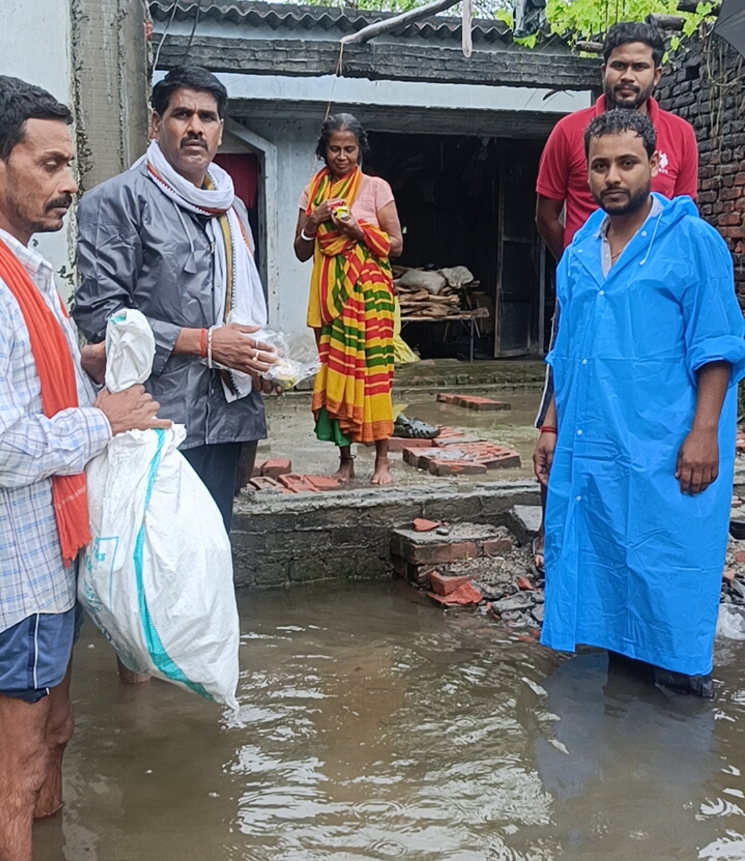 पीलीभीत : ग्राम प्रधान व पंचायत सचिव ने घर घर जाकर जाना हाल बितरण की खाद्य सामग्री।