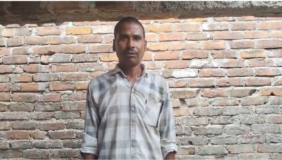 इटावा: पत्नी-बच्चों की तलाश में भटकता पीड़ित, पुलिस पर लगाए गंभीर आरोप– आत्महत्या की चेतावनी
