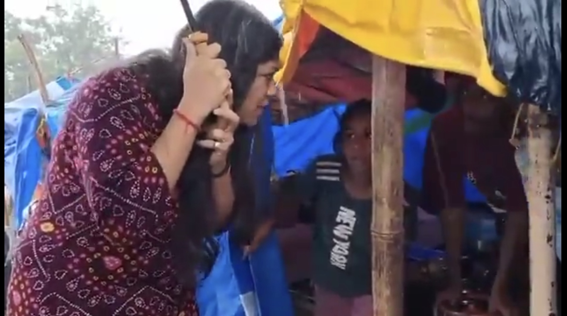 नोएडा की डीएम मेधा रूपम ने बाढ़ प्रभावितों से की मुलाकात।