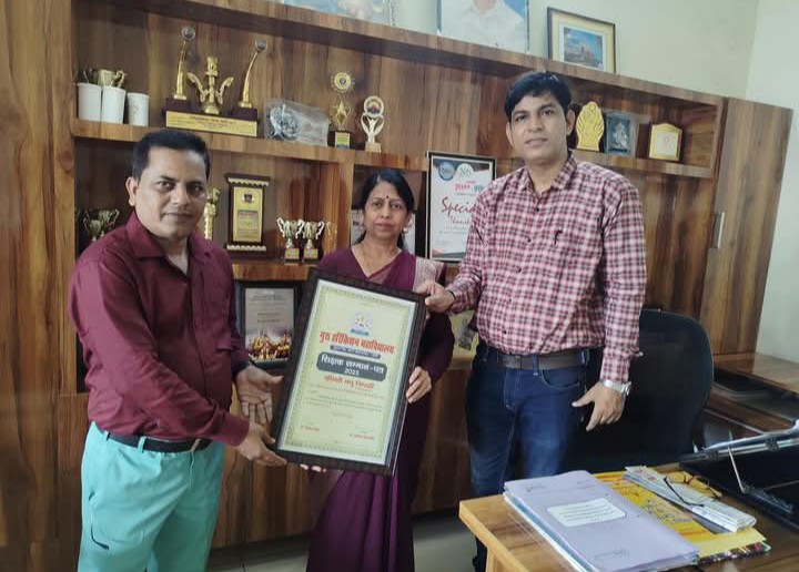 लखीमपुर खीरी : सरस्वती विद्या निकेतन इंटर कालेज की प्राचार्या को शिक्षक सम्मान से किया गया सम्मानित