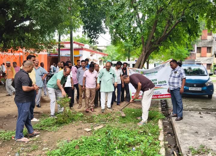 लखीमपुर खीरी : पीएम के जन्मदिन पर गोला नगर पालिका परिषद अध्यक्ष ने स्वच्छता ही सेवा अभियान का किया शुभारम्भ