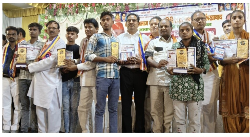 फर्रुखाबाद में कठेरिया समाज कल्याण समिति ने किया मेधावी छात्राओं का सम्मान