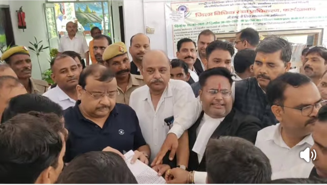 फर्रुखाबाद में अधिवक्ताओं ने बनारस के समर्थन में सौंपा ज्ञापन, अधिवक्ता सुरक्षा एक्ट लागू करने की उठाई मांग